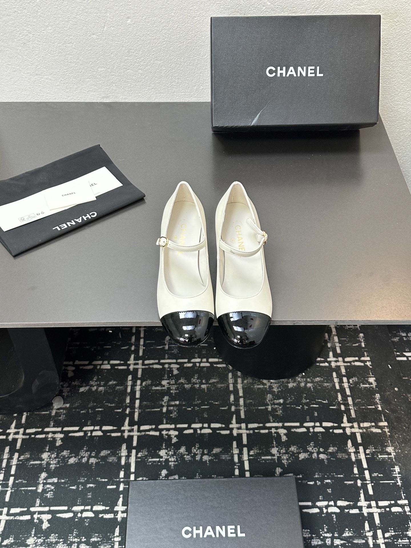 NO:578011,Xiaoxiang short boots, a must-have item for autumn and winter this season!  !  Chanel's autumn and winter heavy industry popular short boots are highly recommended by Xiaohongshu. They look good no matter how you match them. They are a must-have for fashion. Ms. Chanel loves simple and irresistible combinations to show her unique dressing style. She can mix and match freely to shine and follow the fashionable steps of her grandma!  !  !  Exquisite details. Zoom in to see the original molded hardware buckle. The top version is made at the purchasing level. ★The upper is made of first-layer cowhide-sheepskin lining, genuine leather bottom. Size 35-39 (order 40/41), single shoes, chanel, boots, cowhide, sheepskin.19860909小香短靴,本季秋冬季必备单品！！ 香奈儿秋冬重工爆款短靴 小红书力推款,怎么搭配都好看,时髦精必备,香奈儿女士钟爱简约又难以抗拒搭配展现与众不同的穿搭风格、自由混搭闪耀到位跟紧香奶奶时尚步伐！！！精致细节放大看原版开模五金扣 顶级版本代购级别打造★鞋面采用头层牛皮-羊皮内里,真皮底 码数35-39（40/41订）,单鞋,chanel,boots,cowhide,sheepskin,Women's Shoes