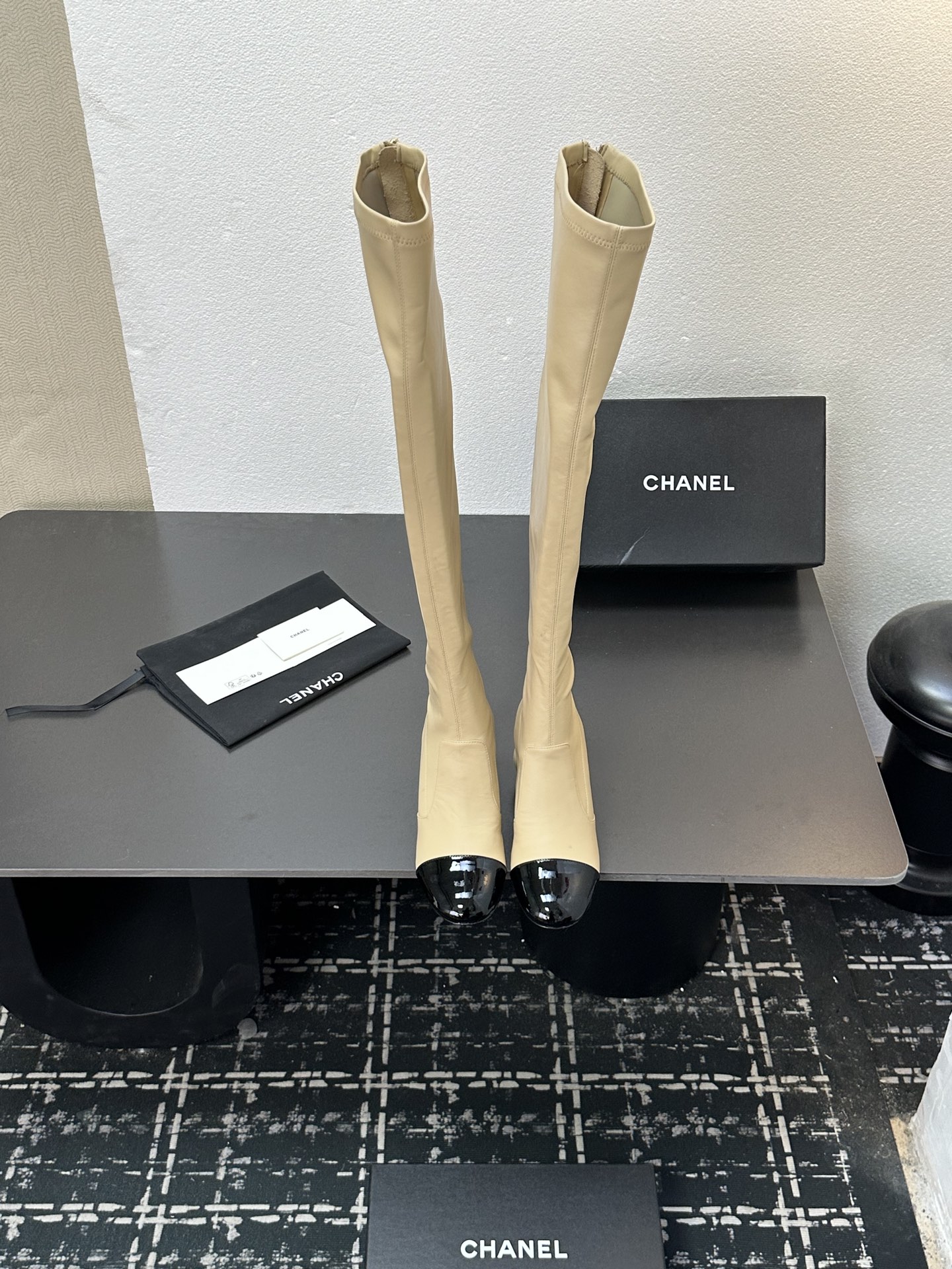 NO:594546,Xiaoxiang short boots, a must-have item for autumn and winter this season!  !  Chanel's autumn and winter heavy industry popular short boots are highly recommended by Xiaohongshu. They look good no matter how you match them. They are a must-have for fashion. Ms. Chanel loves simple and irresistible combinations to show her unique dressing style. She can mix and match freely to shine and follow the fashionable steps of her grandma!  !  !  Exquisite details. Zoom in to see the original molded hardware buckle. The top version is made at the purchasing level. ★The upper is made of first-layer cowhide-sheepskin lining, genuine leather bottom. Size 35-39 (order 40/41). Short boots, boots, chanel, boots, cowhide, sheepskin.19860909小香短靴,本季秋冬季必备单品！！ 香奈儿秋冬重工爆款短靴 小红书力推款,怎么搭配都好看,时髦精必备,香奈儿女士钟爱简约又难以抗拒搭配展现与众不同的穿搭风格、自由混搭闪耀到位跟紧香奶奶时尚步伐！！！精致细节放大看原版开模五金扣 顶级版本代购级别打造★鞋面采用头层牛皮-羊皮内里,真皮底 码数35-39（40/41订） 短靴长靴,靴子,chanel,boots,cowhide,sheepskin,Women's Shoes