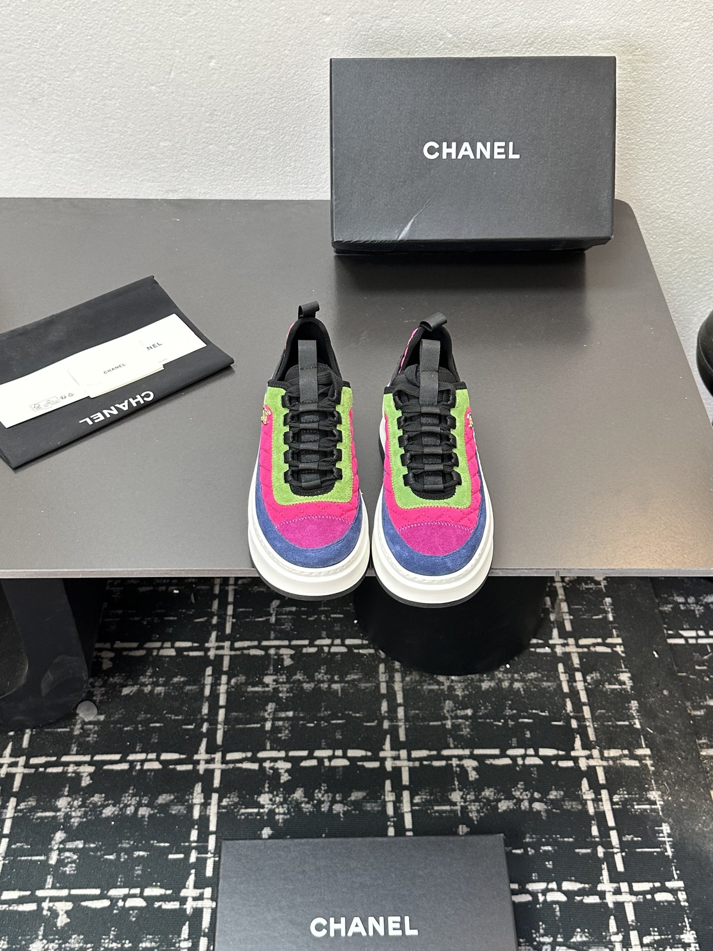 NO:594537,Chanel Chanel panda shoes!  2025 counter top casual sports shoes This classic design; the upper is in the style of electric embroidery with various craftsmanship; the outsole is fashionable and sporty; it incorporates a variety of color matching elements... The diversified mix and match is very good-looking and versatile, casual, fashionable, sports, and outdoor can be taken into account... Go material The upper is made of original imported first-layer silk cowhide + original waterproof cloth + original first-layer cowhide. The lining is made of original sheep lining + mesh outsole based on the original TPU combination outsole.  Counter boutique package complete set for women 35-41, casual shoes/sports shoes, chanel, chanel, sneakers, cowhide19860909Chanel香奈儿熊猫鞋！2025专柜顶级休闲款运动鞋 这款经典设计；鞋面多种工艺电绣的风格；大底却时尚运动；不平凡的拥入了多种配色元素…… 多元化混搭非常好看百搭,休闲,时尚,运动,户外都能兼顾…… Go 材料 鞋面采用 原版进口头层丝绸牛皮+原版防水布+原版头层牛皮 内里采用 原版羊里+网 大底根据 原版TPU组合大底 专柜精品包装全套女35–41,休闲鞋/运动鞋,chanel,chanel,sneakers,cowhide,Women's Shoes