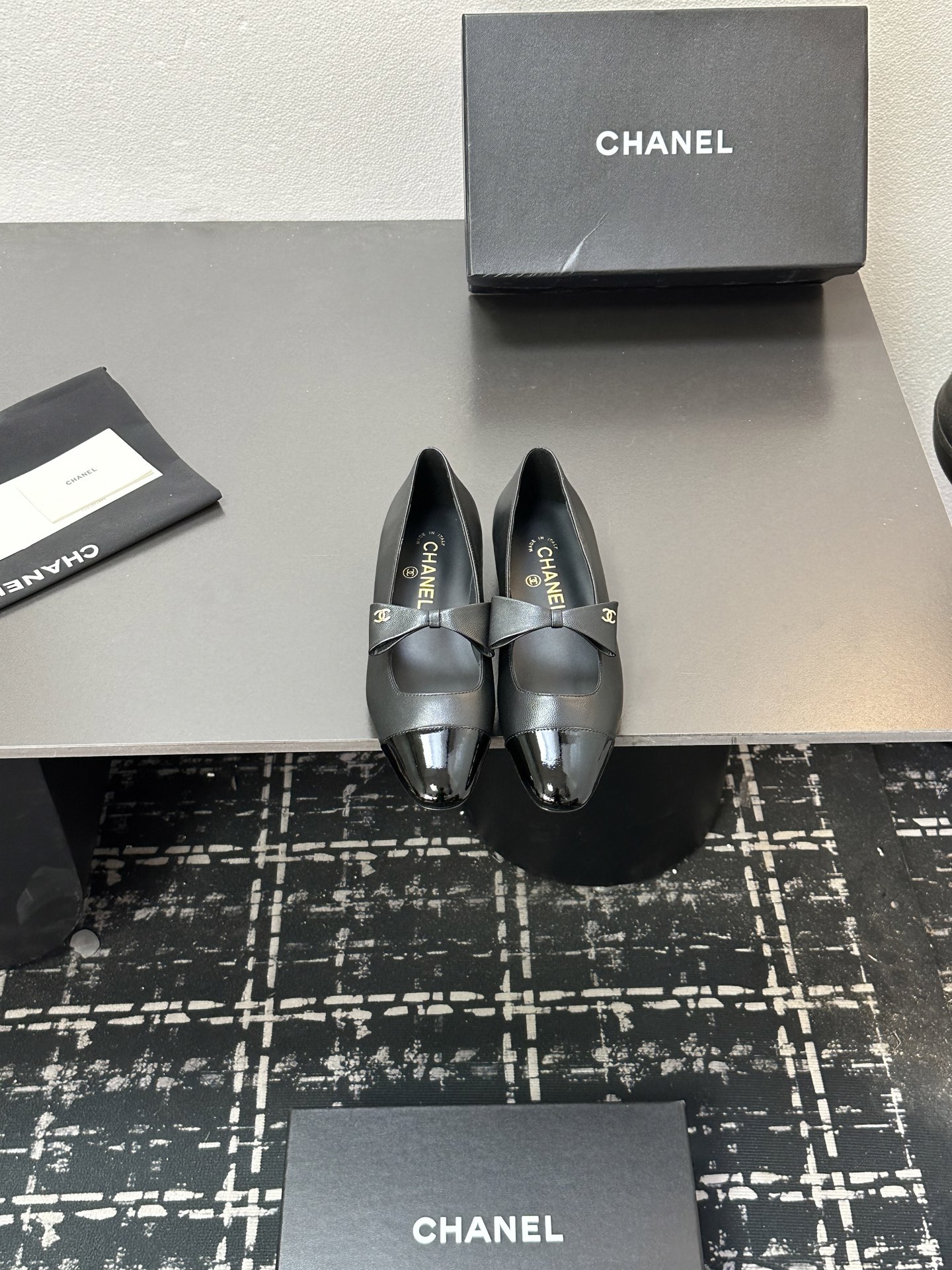 NO:594544,CHANEL Xiaoxiangfeng Chanel spliced Mary Jane shoes perfectly combine classic elegance and fashion. The iconic color matching design, the collision of glossy patent leather and soft leather, is retro and eye-catching. The small bow embellishment, plus the exquisite double C logo, show the luxurious texture in the details. The design of the Mary Jane belt not only adds a sense of playfulness, but also fits the feet, showing the feminine temperament when walking.  The fabric and lining are made of sheepskin, genuine leather soles, 35-39 (set at 40.41), Mary Jane, chanel, chanel, mary jane, sheepskin19860909CHANEL小香风香奈儿拼接玛丽珍鞋,将经典优雅与时尚完美融合.标志性的拼色设计,光泽漆皮与柔和皮质碰撞,复古又吸睛.小巧蝴蝶结点缀,加上精致双C标志,细节处尽显奢华质感. 玛丽珍带的设计,既增添俏皮感,又贴合脚部,行走间尽显女性的柔美气质 面料和内里都采用羊皮,真皮鞋底,35-39（40.41定）,玛丽珍,chanel,chanel,mary jane,sheepskin,Women's Shoes