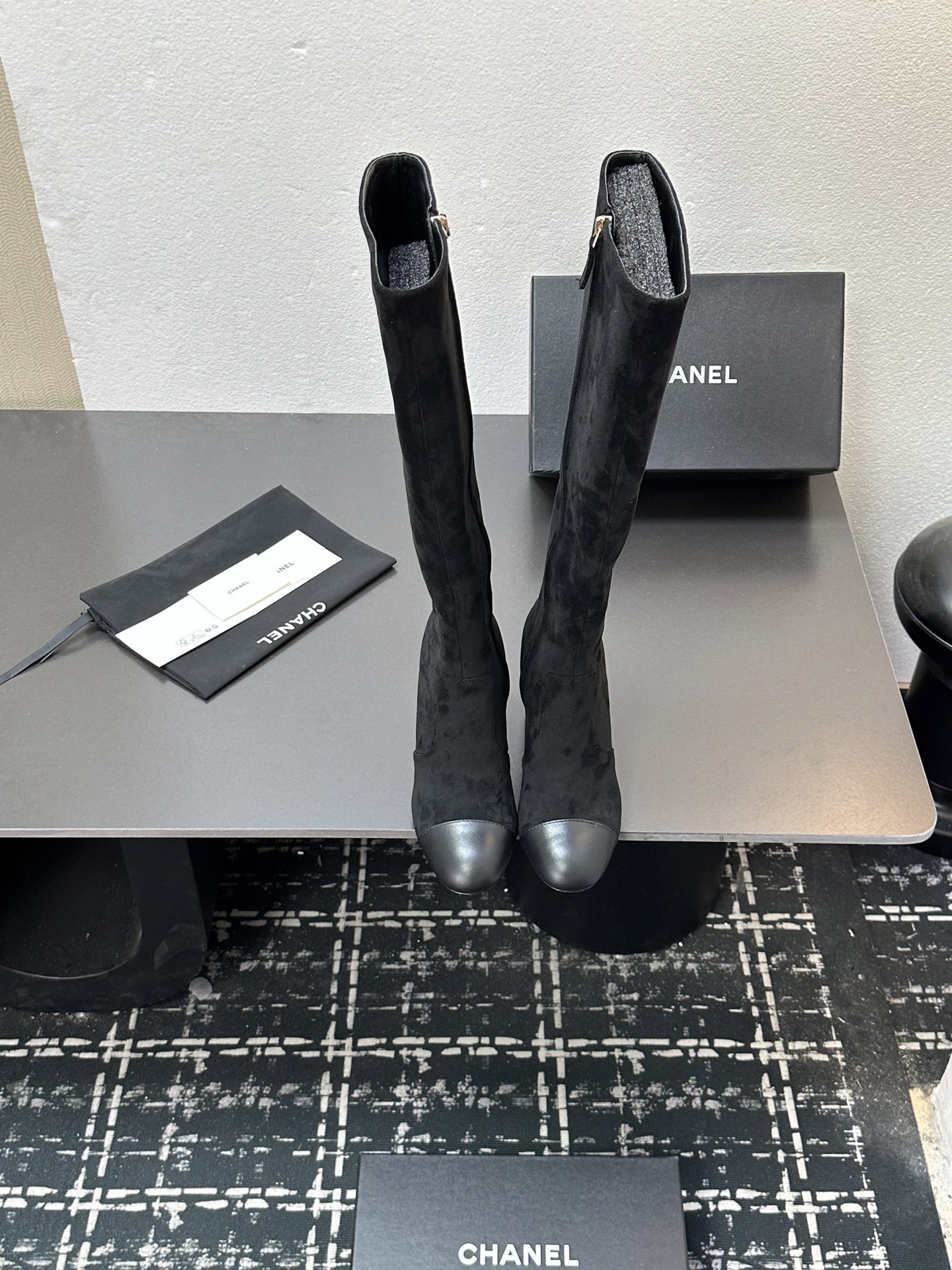 NO:594540,The top version is the same as the CHANEL official website, Chanel's new short boots, simple and elegant, this fashionable and versatile style is comfortable on the feet, imported first-layer cowhide, sheepskin lining, genuine leather outsole, heel height 9cm, size 35-39 (40/41 customized, non-returnable and non-exchangeable), boots, chanel, chanel, boots, cowhide, sheepskin, Leather soles19860909顶级版本 CHANEL官网同款, 香奈儿新款短靴,简约大方,此款时尚百搭脚感舒适,进口头层牛皮,羊皮内里,真皮大底,跟高9cm 码数35-39（40/41订做不退不换）,靴子,chanel,chanel,boots,cowhide,sheepskin,Leather soles,Women's Shoes