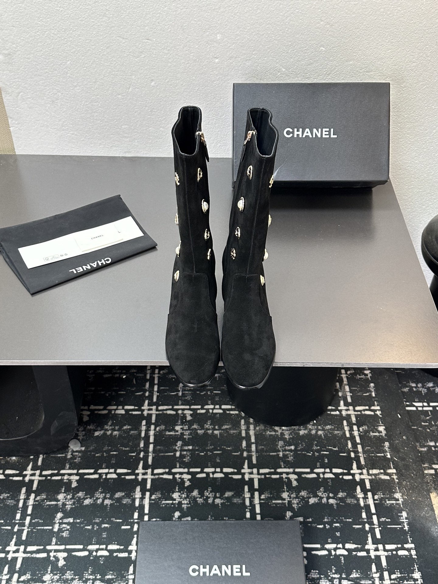 NO:594543,2025 Xiaoxiang short boots, a must-have item for this autumn and winter!  !  Chanel's autumn and winter heavy industry popular short boots are highly recommended by Xiaohongshu. They look good no matter how you match them. They are a must-have for fashion. Ms. Chanel loves simple and irresistible combinations to show her unique dressing style. She can mix and match freely to shine and follow the fashionable steps of her grandma!  !  !  Exquisite details. Zoom in to see the original molded hardware buckle. The top version is made at the purchasing level. ★The upper is made of first-layer cowhide-sheepskin lining, genuine leather bottom, size 35-39 (order 40/41), boots, chanel, boots, cowhide, sheepskin198609092025小香短靴,本季秋冬季必备单品！！ 香奈儿秋冬重工爆款短靴 小红书力推款,怎么搭配都好看,时髦精必备,香奈儿女士钟爱简约又难以抗拒搭配展现与众不同的穿搭风格、自由混搭闪耀到位跟紧香奶奶时尚步伐！！！精致细节放大看原版开模五金扣 顶级版本代购级别打造★鞋面采用头层牛皮-羊皮内里,真皮底 码数35-39（40/41订）,靴子,chanel,boots,cowhide,sheepskin,Women's Shoes