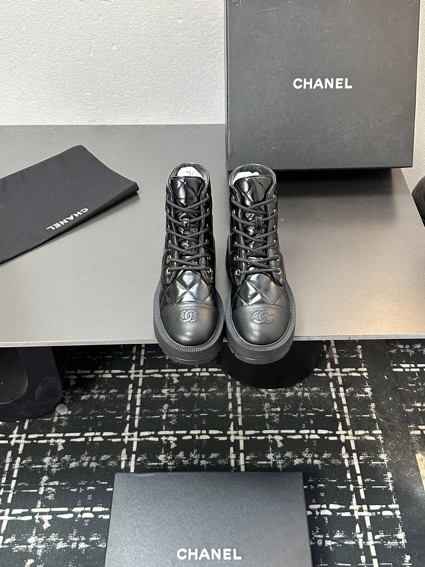 NO:594531,2025 Xiaoxiang short boots, a must-have item for this autumn and winter!  !  Chanel's autumn and winter heavy industry popular short boots are highly recommended by Xiaohongshu. They look good no matter how you match them. They are a must-have for fashion. Ms. Chanel loves simple and irresistible combinations to show her unique dressing style. She can mix and match freely to shine and follow the fashionable steps of her grandma!  !  !  Exquisite details. Zoom in to see the original molded hardware buckle. The top version is made at the purchasing level. ★The upper is made of first-layer cowhide-sheepskin lining, rubber sole. Size 35-39 (order 40/41), boots, chanel, boots, cowhide, sheepskin.198609092025小香短靴,本季秋冬季必备单品！！ 香奈儿秋冬重工爆款短靴 小红书力推款,怎么搭配都好看,时髦精必备,香奈儿女士钟爱简约又难以抗拒搭配展现与众不同的穿搭风格、自由混搭闪耀到位跟紧香奶奶时尚步伐！！！精致细节放大看原版开模五金扣 顶级版本代购级别打造★鞋面采用头层牛皮-羊皮内里,橡胶底 码数35-39（40/41订）,靴子,chanel,boots,cowhide,sheepskin,Women's Shoes