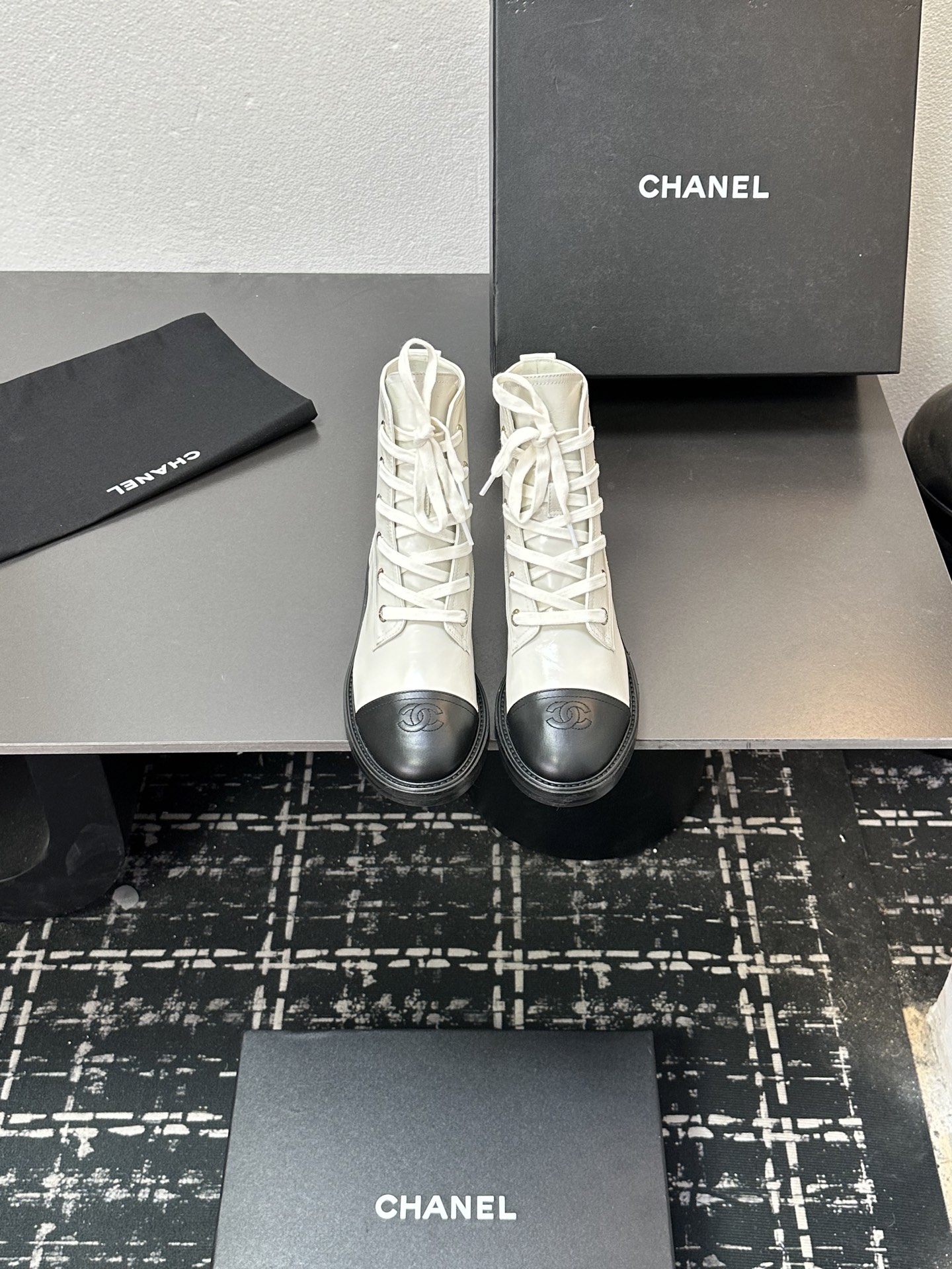 NO:594534,2025 Xiaoxiang short boots, a must-have item for this autumn and winter!  !  Chanel's autumn and winter heavy industry popular short boots are highly recommended by Xiaohongshu. They look good no matter how you match them. They are a must-have for fashion. Ms. Chanel loves simple and irresistible combinations to show her unique dressing style. She can mix and match freely to shine and follow the fashionable steps of her grandma!  !  !  Exquisite details. Zoom in to see the original molded hardware buckle. The top version is made at the purchasing level. ★The upper is made of first-layer cowhide-sheepskin lining, genuine leather outsole, size 35-39 (order 40/41), boots, chanel, boots, cowhide, sheepskin, Leather soles.198609092025小香短靴,本季秋冬季必备单品！！ 香奈儿秋冬重工爆款短靴 小红书力推款,怎么搭配都好看,时髦精必备,香奈儿女士钟爱简约又难以抗拒搭配展现与众不同的穿搭风格、自由混搭闪耀到位跟紧香奶奶时尚步伐！！！精致细节放大看原版开模五金扣 顶级版本代购级别打造★鞋面采用头层牛皮-羊皮内里,真皮大底 码数35-39（40/41订）,靴子,chanel,boots,cowhide,sheepskin,Leather soles,Women's Shoes