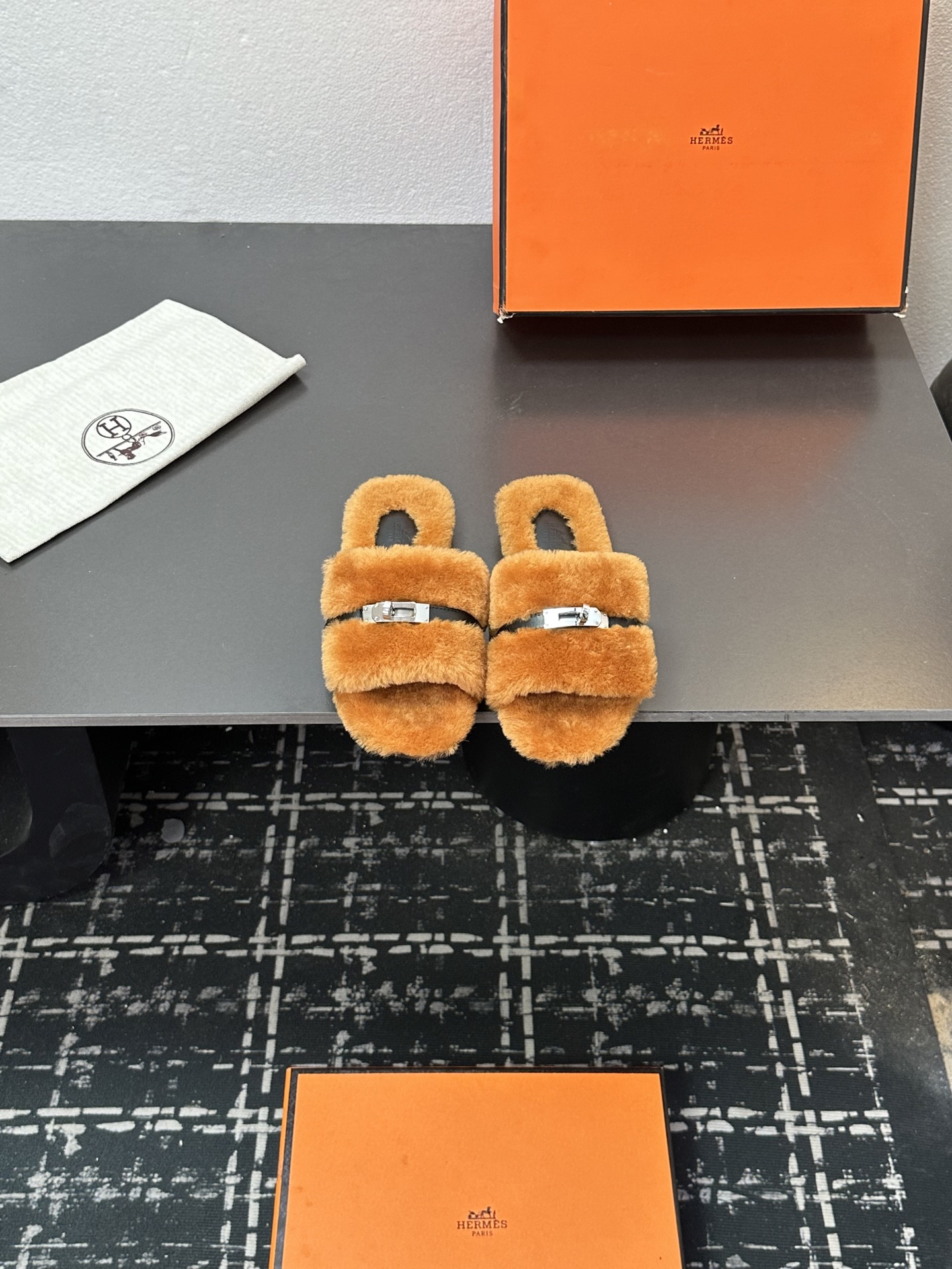 NO:629028,The latest Hermès versatile black straight wool genuine leather bottom can be made without label [note no label - need to be customized] The latest fashionable Teddy wool H-slippers autumn and winter style flat fur slippers, super versatile and warm sole for the feet, the favorite of the heroines [Fireworks][Fireworks] 1: Fabric Teddy sheep genuine fur 2: Lining Teddy sheep genuine fur 3 Tiptoe material Teddy sheep genuine fur 4: Outsole genuine leather outsole  5 sizes 35-43, [Note 41, 42, 43 customized], furry shoes and slippers, hermes, slippers, Leather soles19860909爱马仕最新款 百搭黑色直毛 真皮底 可做无标【注无标-需定做】  时尚潮流最新款泰迪羊毛H拖秋冬款平底毛拖,上脚超百搭暖底,女主们的最爱[烟花][烟花] 1:面料泰迪羊真皮毛 2:里料泰迪羊真皮毛 3踮脚材料泰迪羊真皮毛 4:大底真皮大底 5码数35-43码,【注41、42、43订做】,毛毛鞋拖鞋,hermes,slippers,Leather soles,Women's Shoes