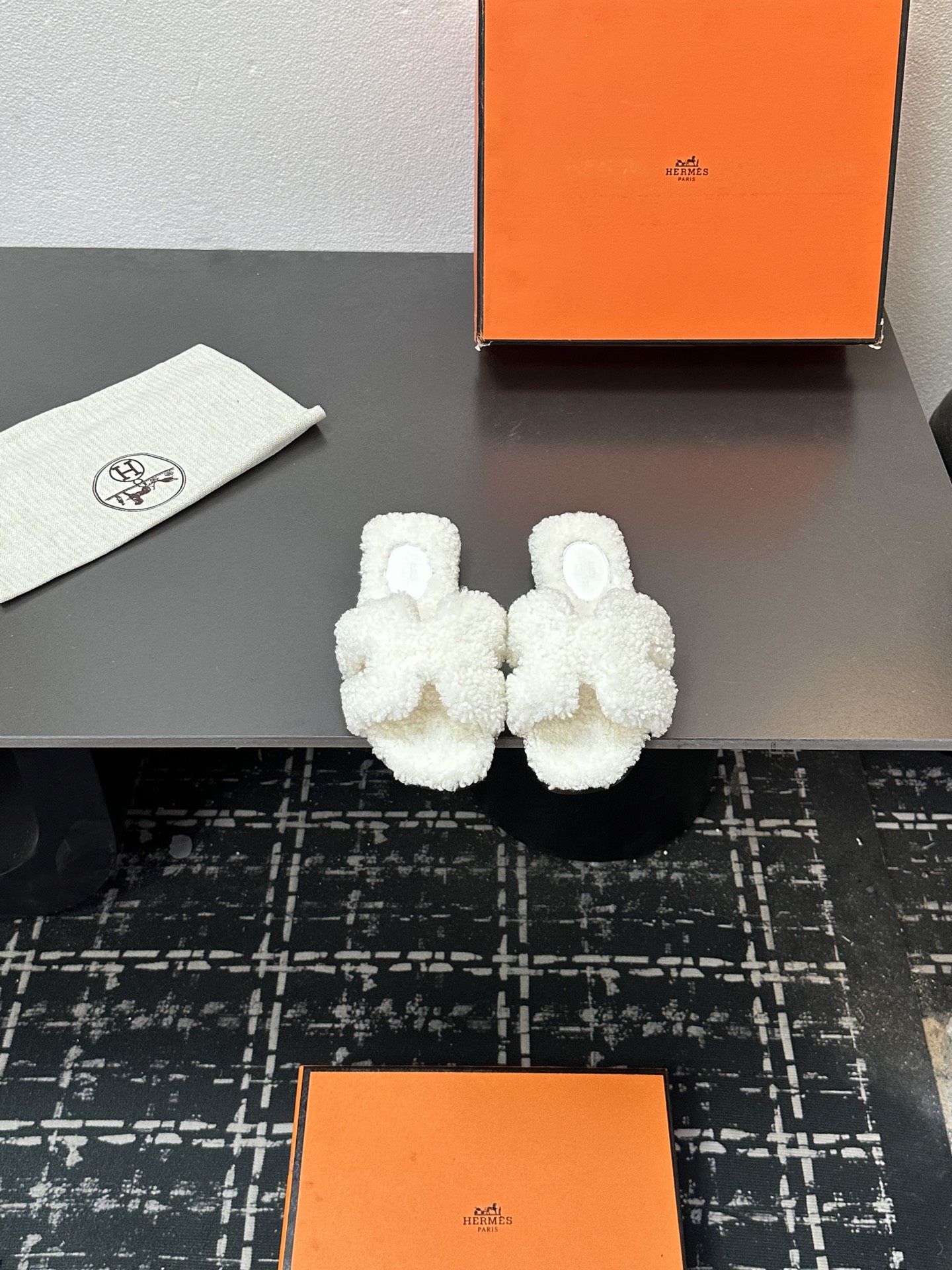 NO:629020,The latest Hermès genuine leather sole, the latest fashion trend, Teddy wool H-slippers, autumn and winter style flat-soled fur slippers, super versatile and warm soles for the upper feet, the favorite of heroines [Fireworks][Fireworks] 1: Fabric Teddy sheep genuine fur 2: Lining Teddy sheep genuine fur 3 Tiptoe material Teddy sheep genuine fur 4: Outsole genuine leather outsole  5 sizes 35-43, [Note 41, 42, customized], furry shoes and slippers, hermes, slippers, Leather soles19860909爱马仕最新款 真皮底  时尚潮流最新款泰迪羊毛H拖秋冬款平底毛拖,上脚超百搭暖底,女主们的最爱[烟花][烟花] 1:面料泰迪羊真皮毛 2:里料泰迪羊真皮毛 3踮脚材料泰迪羊真皮毛 4:大底真皮大底 5码数35-43码,【注41、42、订做】,毛毛鞋拖鞋,hermes,slippers,Leather soles,Women's Shoes