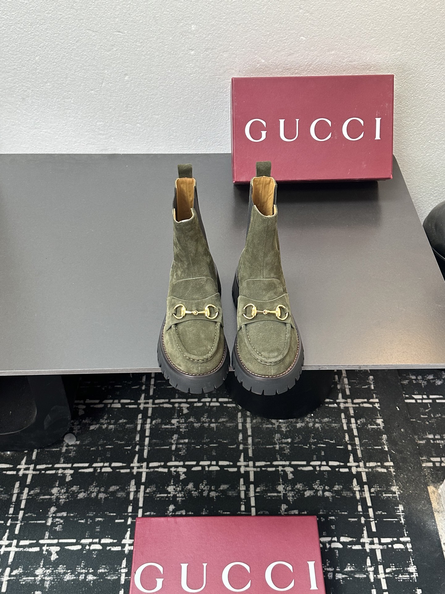 NO:629012,Gucci | Gucci Gucci 25 2025 G's new autumn and winter products, catwalk classic horsebit Chelsea boots, the main series is finally available, and the products are worth looking forward to!  Original classics, new designs, purchasing agency level!  Full of high-end feel!  A favorite among bloggers at home and abroad, it is retro and fashionable, easy to wear and looks great on your feet!  The official website mainly recommends, new colors are constantly updated. Original specific calfskin/cow leather for the upper. Lining: imported sheepskin lining. Original molded custom anti-slip outsole. Shoe size: 35-39 (40.41. Can be customized), boots, gucci, gucci, gucci, boots, cowhide, sheepskin19860909Gucci | 古驰古奇25 2025 G家秋冬新品 走秀款 经典马衔扣切尔西短靴 主打系列终于面世,狠货值得期待！原有的经典 创造新设计 代购级别！高级感十足！国内外博主刷爆的一款,复古又时髦 穿搭简便 上脚美炸了！官网主推,新色持续更新 鞋面原版特定小牛皮/牛猄 内里: 进口羊皮里 大底原版开模定制防滑大底 鞋码: 35-39（40.41.可定做）,靴子,gucci,gucci,gucci,boots,cowhide,sheepskin,Women's Shoes