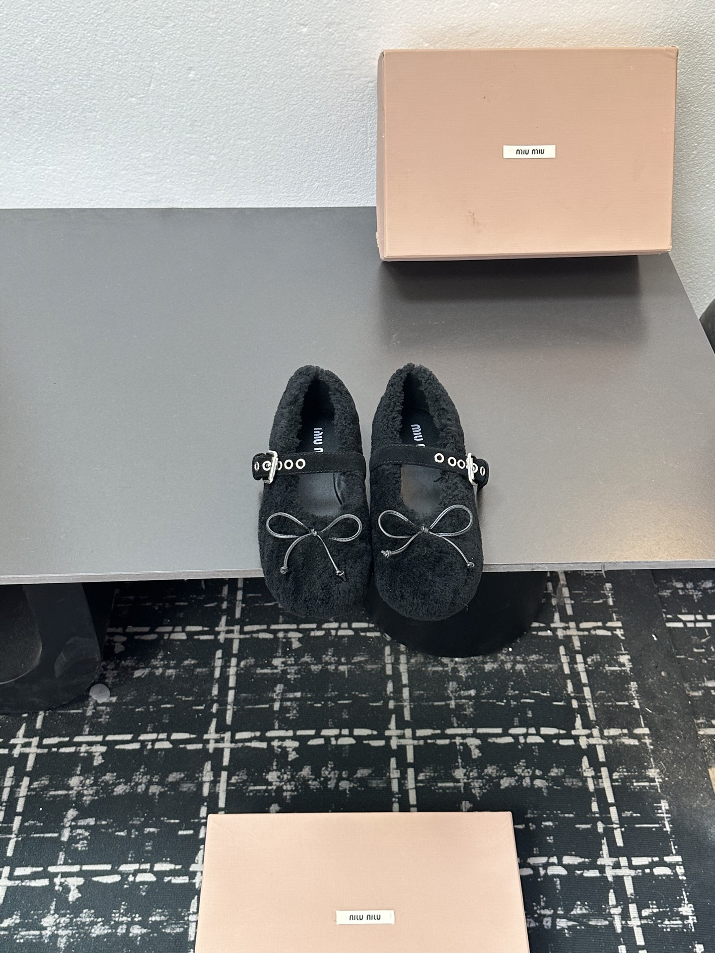 NO:650724,25Ss new autumn and winter Miu Miu Bow Mary Jane wool ballet shoes. On these sheep curly ballet flats, the wool not only highlights its delicate differences, but also shows extremely exquisite details. The style is fashionable, and the buckle and bow are cleverly matched to form an exquisite style contrast!  Sheep wool upper, sheepskin lining, molded rubber outsole, size 35-39 (40.41 custom made, non-returnable), woolen shoes, miumiu, mary jane, flats, sheepskin1986090925Ss秋冬新款Miu Miu 缪缪 蝴蝶结玛丽珍羊卷毛芭蕾舞单鞋 这款羊卷毛芭蕾平底鞋上,羊卷毛不仅突显出其细腻差异,更展现了精致至极的细节.风格时尚,搭扣与蝴蝶结巧妙搭配,形成精致的风格对比！ 鞋面羊卷毛 内里垫脚羊皮 鞋底开模橡胶大底 码数35-39（40.41定做不退换）,毛毛鞋,miumiu,mary jane,flats,sheepskin,Women's Shoes