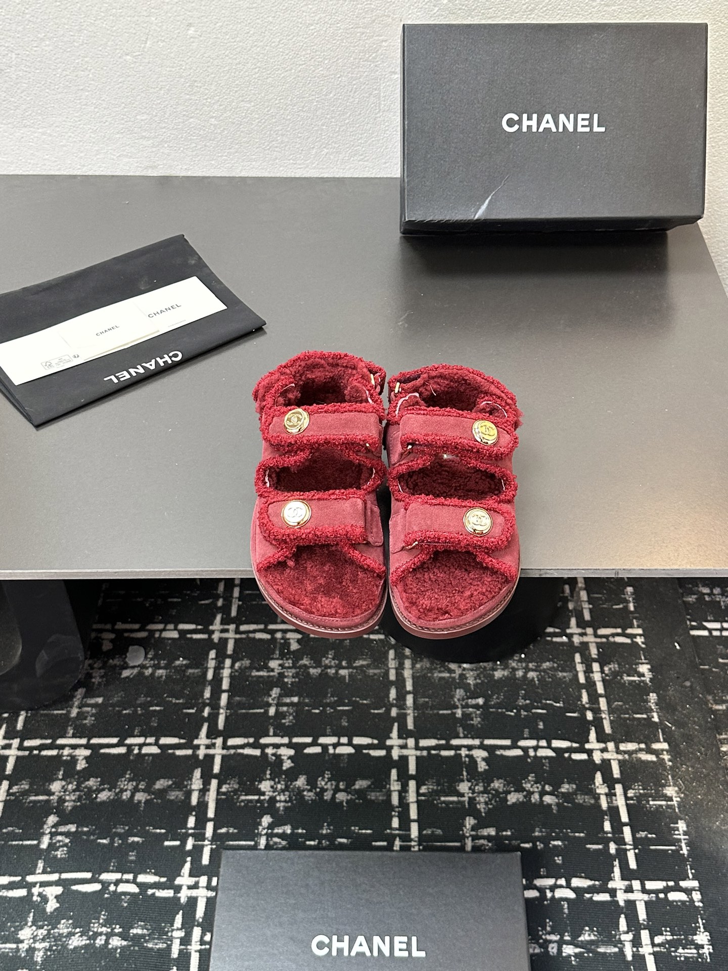 NO:594528,The latest fabrics for the spring and summer of 2025 - the counter mainly promotes the new color series of Velcro beach sandals. ★★★★★ Many celebrities and Internet celebrities have worn it. It is a versatile series popular among domestic and foreign bloggers. It is a must-have sandal for the spring and summer wardrobe. Upper Yangjing Inner: Wool lining Outsole Original molded custom rubber sole Shoe size: 35-39 (40, 41, 42 are not returnable when customized)  Delivery of luxury latest counters with simultaneous packaging, sandals, sandals, sheep198609092025春夏最新面料——专柜主推魔术贴沙滩凉鞋新色系列上新 ★★★★★ 众多明星网红上脚,国内外博主刷爆的一个百搭系列,春夏衣橱搭配必备 凉鞋首选. 鞋面羊京  内里: 羊毛里 大底原版开模定制橡胶底 鞋码: 35-39（40、41、42定做不退换） 配送豪华最新专柜同步包装,凉鞋,sandals,sheep,Women's Shoes