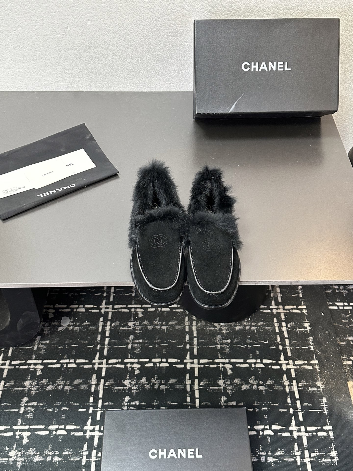 NO:578007,Xiaoxiang is a must-have item for autumn and winter this season!  !  Chanel's autumn and winter heavy industry hot styles are highly recommended by Xiaohongshu. They look good no matter how you match them. They are a must-have for fashion. Ms. Chanel loves simple and irresistible combinations to show her unique dressing style. She can mix and match freely to shine and follow the fashionable steps of her grandma!  !  !  Enlarge the exquisite details to see the original molded hardware buckle. The top version is made at the purchasing level★ The upper is made of original customized cowhide, fox fur lining, sheepskin feet, original molded leather outsole, size 35-39 (customized 40, 41, loafers, fur shoes, chanel, loafers, cowhide, sheepskin, Leather soles19860909小香 本季秋冬季必备单品！！ 香奈儿秋冬重工爆款 小红书力推款,怎么搭配都好看,时髦精必备,香奈儿女士钟爱简约又难以抗拒系搭配展现与众不同的穿搭风格、自由混搭闪耀到位跟紧香奶奶时尚步伐！！！精致细节放大看原版开模五金扣 顶级版本代购级别打造★鞋面采用原版定制牛皮,狐狸毛内里,羊皮垫脚,原版开模真皮大底,码数35-39（40、41定做,乐福鞋毛毛鞋,chanel,loafers,cowhide,sheepskin,Leather soles,Women's Shoes