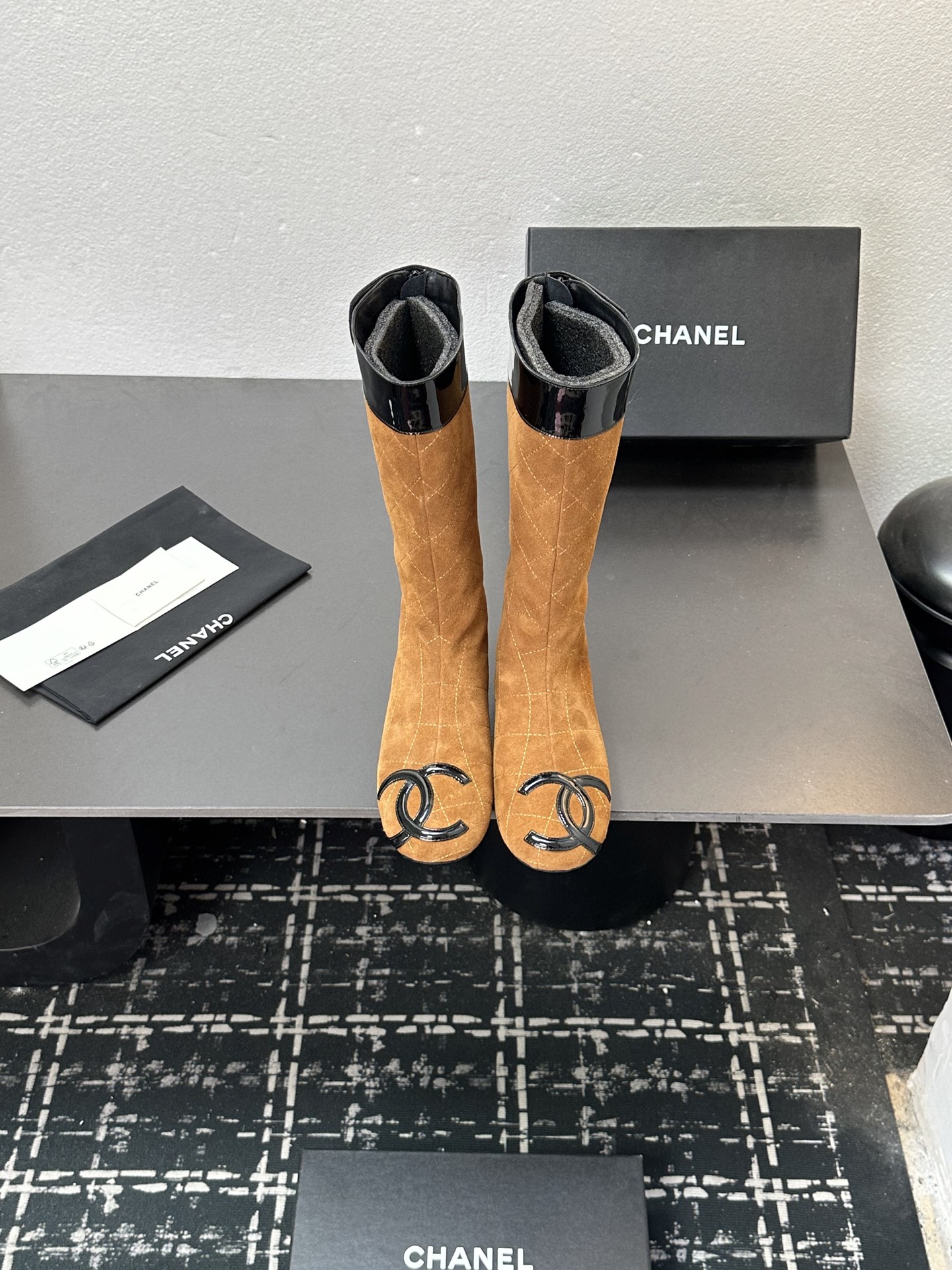 NO:578055,Xiaoxiang short boots, a must-have item for autumn and winter this season!  !  Chanel's autumn and winter heavy industry popular short boots are highly recommended by Xiaohongshu. They look good no matter how you match them. They are a must-have for fashion. Ms. Chanel loves simple and irresistible combinations to show her unique dressing style. She can mix and match freely to shine and follow the fashionable steps of her grandma!  !  !  Exquisite details. Zoom in to see the original molded hardware buckle. The top version is made at the purchasing level. ★The upper is made of cow suede, warm velvet lining, rubber sole. Size 35-39 (order 40/41), boots, chanel, boots.19860909小香短靴,本季秋冬季必备单品！！ 香奈儿秋冬重工爆款短靴 小红书力推款,怎么搭配都好看,时髦精必备,香奈儿女士钟爱简约又难以抗拒搭配展现与众不同的穿搭风格、自由混搭闪耀到位跟紧香奶奶时尚步伐！！！精致细节放大看原版开模五金扣 顶级版本代购级别打造★鞋面采用头牛反绒,保暖绒里,橡胶底 码数35-39（40/41订）,靴子,chanel,boots,Women's Shoes