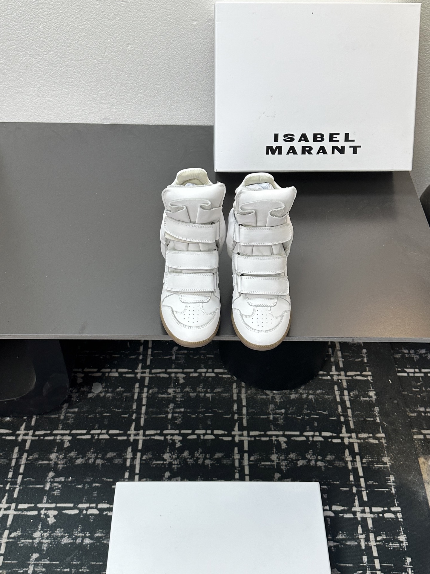 NO:612403,Isabel Marant Isabel BOBBY wedge casual shoes are the perfect encounter between exquisite craftsmanship and fashion style. Every stitch and every thread is woven into a fashion legend. Every inch of leather tells the persistence of quality. Every pair of Isabel's shoes is the epitome of the brand soul, exuding a noble, mysterious and fashionable atmosphere, allowing you to stand out in the wave of fashion~~~ Upper: cow suede/cowhide lining: original pigskin lining, original open molded outsole  Size: 35-40 (40 is custom-made and non-refundable), snow boots, boots, cowhide19860909Isabel Marant伊莎贝尔 BOBBY坡跟休闲鞋  精致工艺与时尚风格的完美邂逅,每一针每一线,都编织的时尚传奇,每一寸皮革,都诉说着品质的执着,每一双伊莎贝尔的鞋子都是品牌灵魂的缩影,散发着高贵、神秘且时尚的气息,让你在时尚的浪潮中脱颖而出~~~ 鞋面:牛反绒/牛皮 内里:原版猪皮里 大底原版开模大底 码数:35-40（40定做不退换）,雪地靴,boots,cowhide,Women's Shoes