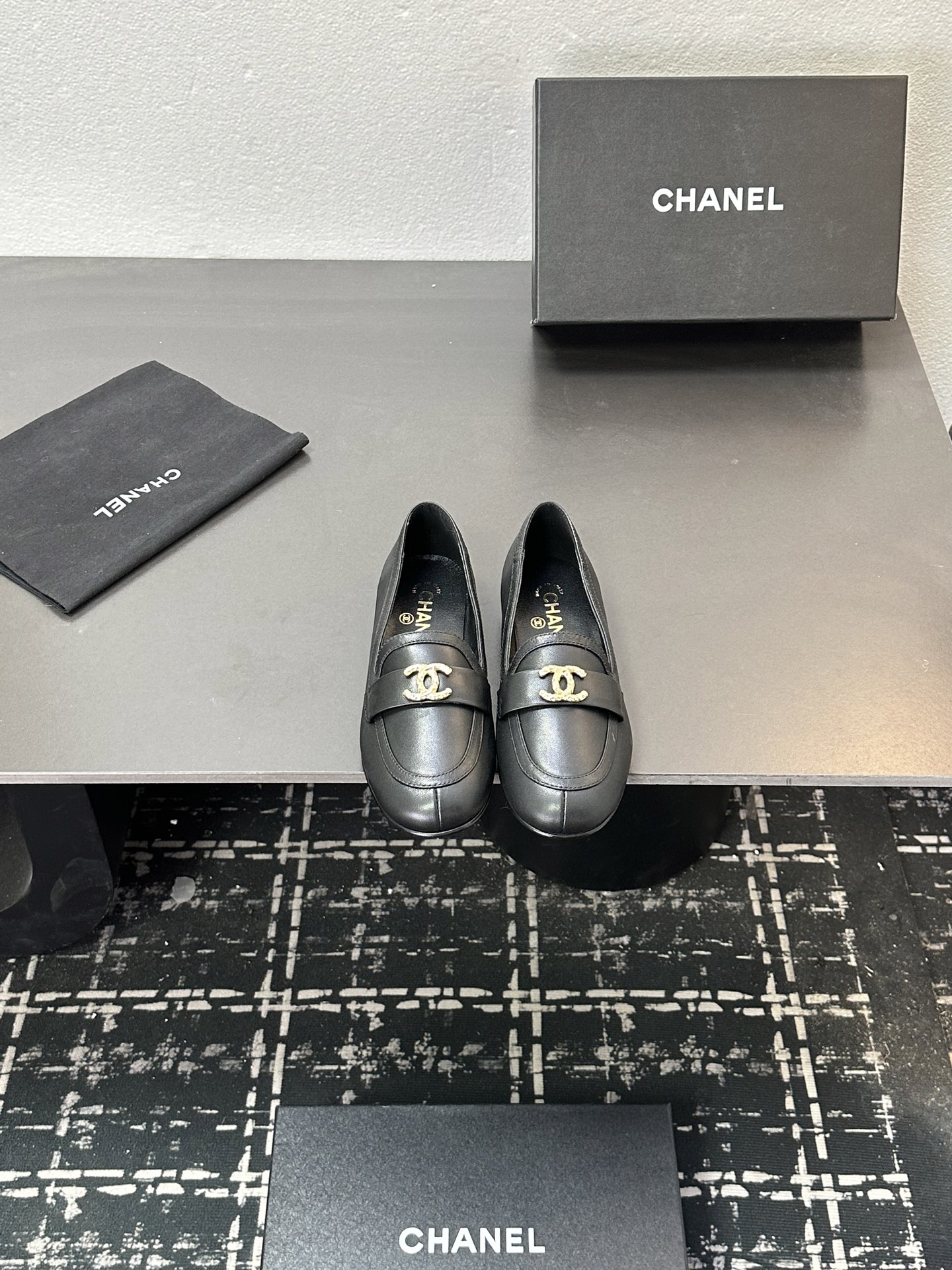 NO:578301,Purchasing agent grade Xiaoxiang 25/A official website latest fat toe loafers, counter quality, all materials are customized according to the original version!  Purchase authentic products developed. Fabric: Original customized leather sheepskin. Sheepskin lining. Original customized foot pads. Soles imported from Italy. Genuine leather outsole. Size: 34-41 (34.40.41.42 customization is non-returnable), loafers, loafers, sheepskin, Leather soles.19860909代购级  小香25/A 官网最新款 胖头乐福鞋 专柜品质 所有材质都根据原版定制！购入正品开发 面料: 原版定制皮料羊皮 内里羊皮 垫脚原版定制 鞋底意大利进口真皮大底 Size: 34-41（34.40.41.42定制不退换）,乐福鞋,loafers,sheepskin,Leather soles,Women's Shoes