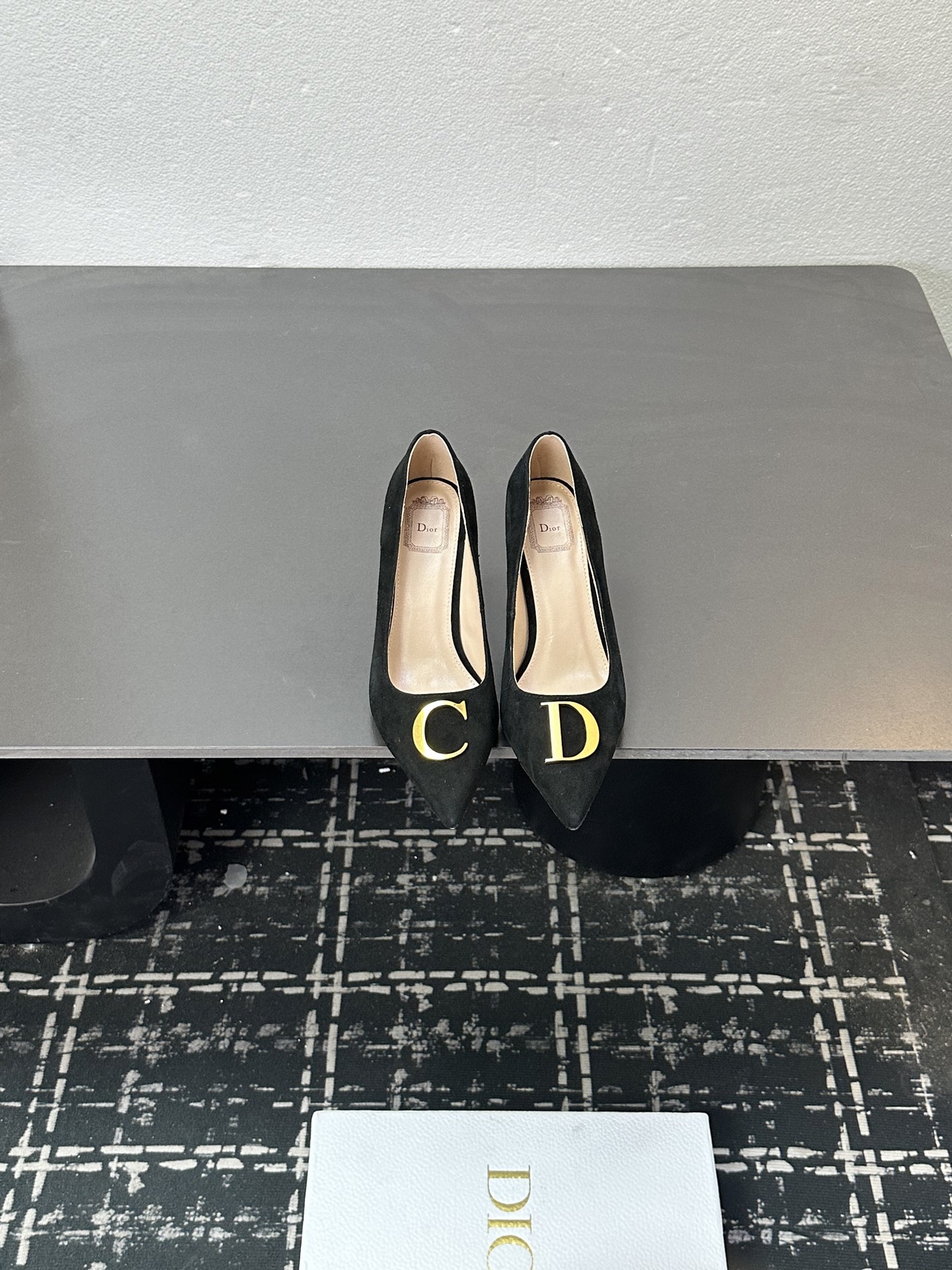 NO:578295,The top version of 25 Dior new pointed-toe high-heeled shoes. The CD buckle decoration on the toe highlights the brand logo and is full of femininity. It is elegant and refined. It is so beautiful. This season’s Dior sandals really can’t be missed!  The back half is made of calfskin with a tear-edge fabric bow design, which gives people a particularly comfortable feeling and can add elegance to various looks. The upper is imported first-layer cowhide, the lining is lambskin, and the outsole is Italian genuine leather. The heel height is 8.5CM, and the size is 35-42 (41 and 42 are customized and non-returnable). Price, high-heeled shoes, dior, dior, sandals, high heels, cowhide, sheepskin, Leather soles19860909顶级版本 25款Dior 迪奥新款尖头高跟单鞋 鞋头CD扣装饰彰显品牌标志满满的女人味,又优雅又精致,实在是太好看了.这一季的迪奥凉鞋真的不能错过！后半用小牛皮制作撕边布蝴蝶结设计 给人一种特别舒服的感觉 可为各式造型增添优雅气质. 鞋面进口头层牛皮 内里垫脚小羊皮 大底意大利真皮大底  跟高8.5CM 尺码35-42（41 42定制不退货） 价格,高跟鞋单鞋,dior,dior,sandals,high heels,cowhide,sheepskin,Leather soles,Women's Shoes