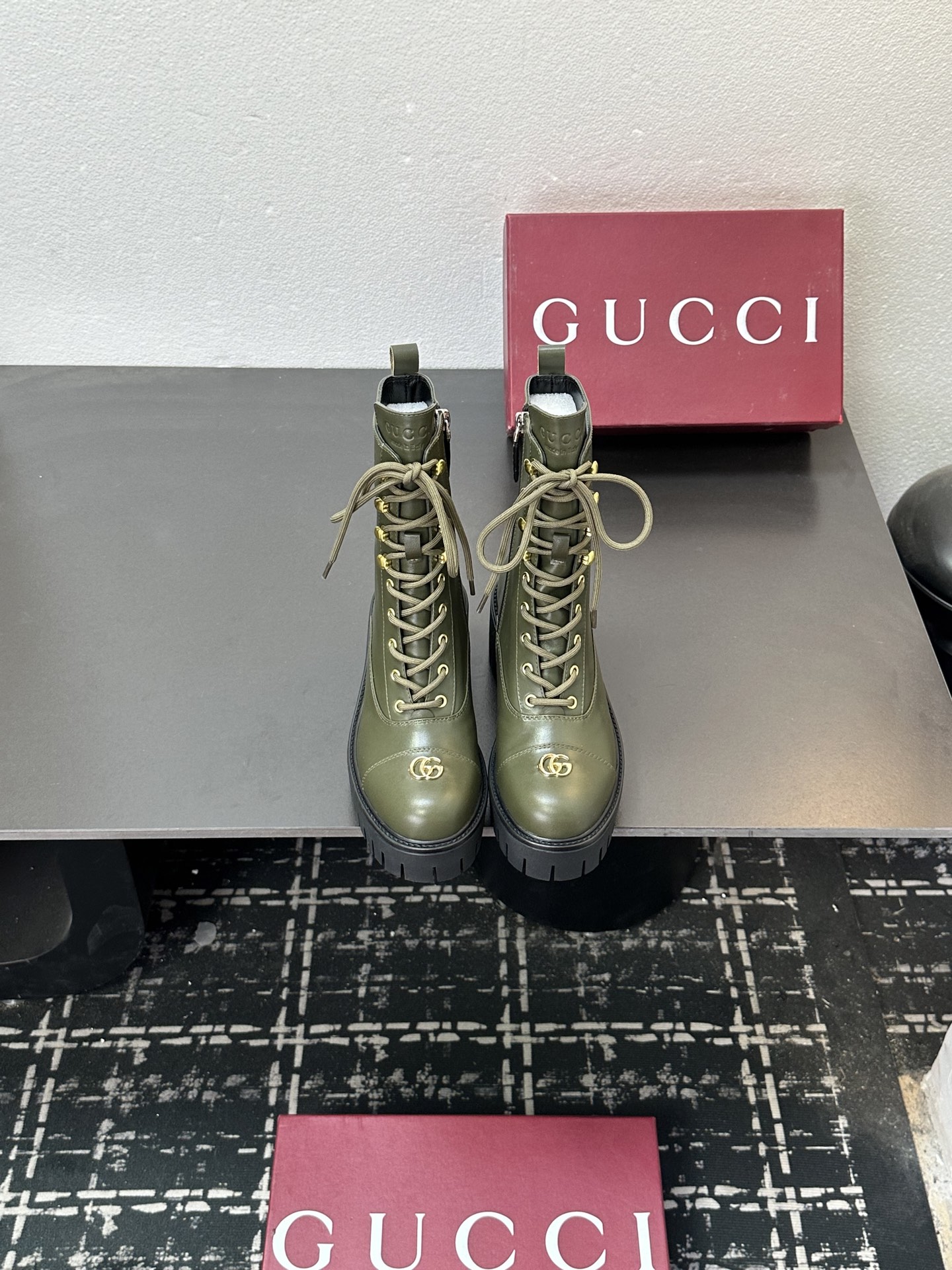 NO:578289,The highest version of 2025 Gucci autumn and winter latest GUCCI mid-heel grooved thick-soled horsebit ankle Chelsea boots purchasing agent level, high-end boutique goods. This short boot is ingeniously integrated with the fashionable elements of boots and moccasins design, with lightweight foam rubber groove soles. The archive pattern continues to shine in the new Gucci series. The classic horsebit style accessories highlight the brand's equestrian heritage. It doubles the charm of the entire design and injects a refined and elegant atmosphere into daily shoes.  Fabric imported calfskin + embossed craftsmanship Lining/foot pads water chestnut leather Outsole 1:1 mold rubber foam high toughness 4.5 cm heel thick sole Absolutely not heavy and rigid, nor will it collapse All materials and processes are consistent with the Y version Size 35-42 standard code 404142 custom-made Heel height 4.5CM Forefoot 2.5 cm Packaging counter high-end packaging Price, boots, gucci, boots, cowhide19860909最高版本 2025古奇秋冬最新GUCCI 中跟沟槽厚底马衔扣踝切尔西靴代购级别 高端精品尖货 这款短靴匠心融蕴靴子和软帮鞋设计中的时尚元素,配以轻质发泡橡胶沟纹鞋底 ,典藏图案继续在Gucci全新系列中大放异彩,经典马衔扣造型配件彰显品牌马术传承.令整个设计魅力倍增,为日常鞋款注入精致考究气息 面料进口小牛皮+压花工艺 内里/垫脚水柒牛皮 大底1:1模具橡胶发泡高韧性4.5 cm跟厚底 绝对不死沉死硬,也绝不坍塌 所有的材质和工艺,与Y版一致 尺码35-42标准码 404142定做 跟高4.5CM 前掌2.5 cm 包装专柜高端包装 价格,靴子,gucci,boots,cowhide,Women's Shoes