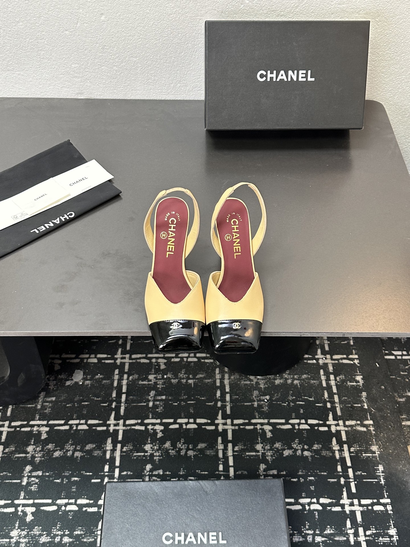 NO:594522,2025 Xiaoxiang is a must-have item for autumn and winter this season!  !  Chanel's autumn and winter heavy industry hot styles are highly recommended by Xiaohongshu. They look good no matter how you match them. They are a must-have for fashion. Ms. Chanel loves simple and irresistible combinations to show her unique dressing style. She can mix and match freely to shine and follow the fashionable steps of her grandma!  !  !  Exquisite details. Zoom in to see the original molded hardware buckle. The top version is made at the purchasing level★ The upper is made of original customized cowhide, sheepskin foot pads, original molded leather outsole, size 35-39 (customized 40, 41, high heels and sandals, chanel, sandals, high heels, cowhide, sheepskin, Leather soles198609092025小香 本季秋冬季必备单品！！ 香奈儿秋冬重工爆款 小红书力推款,怎么搭配都好看,时髦精必备,香奈儿女士钟爱简约又难以抗拒系搭配展现与众不同的穿搭风格、自由混搭闪耀到位跟紧香奶奶时尚步伐！！！精致细节放大看原版开模五金扣 顶级版本代购级别打造★鞋面采用原版定制牛皮,羊皮垫脚,原版开模真皮大底,码数35-39（40、41定做,高跟鞋凉鞋,chanel,sandals,high heels,cowhide,sheepskin,Leather soles,Women's Shoes