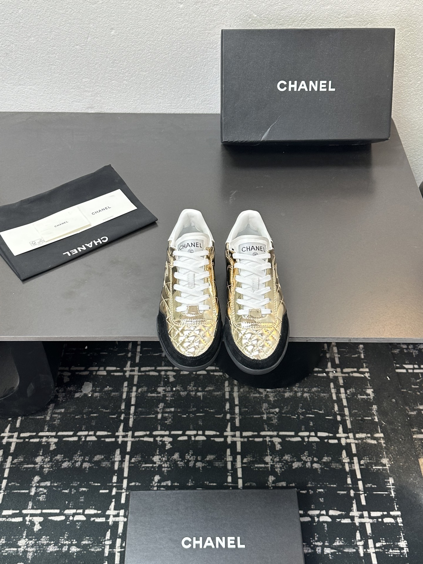 NO:594519,Chanel Chanel panda shoes!  2025 counter top casual sports shoes This classic design; the upper is in the style of electric embroidery with various craftsmanship; the outsole is fashionable and sporty; it incorporates a variety of color matching elements... The diversified mix and match is very good-looking and versatile, casual, fashionable, sports, and outdoor can be taken into account... Go material The upper is made of original imported first-layer silk cowhide + original waterproof cloth + original first-layer cowhide. The lining is made of original sheep lining + mesh outsole based on the original TPU combination outsole.  Counter boutique package complete set for women 35-41, casual shoes/sports shoes, chanel, chanel, sneakers, cowhide19860909Chanel香奈儿熊猫鞋！2025专柜顶级休闲款运动鞋 这款经典设计；鞋面多种工艺电绣的风格；大底却时尚运动；不平凡的拥入了多种配色元素…… 多元化混搭非常好看百搭,休闲,时尚,运动,户外都能兼顾…… Go 材料 鞋面采用 原版进口头层丝绸牛皮+原版防水布+原版头层牛皮 内里采用 原版羊里+网 大底根据 原版TPU组合大底 专柜精品包装全套女35–41,休闲鞋/运动鞋,chanel,chanel,sneakers,cowhide,Women's Shoes