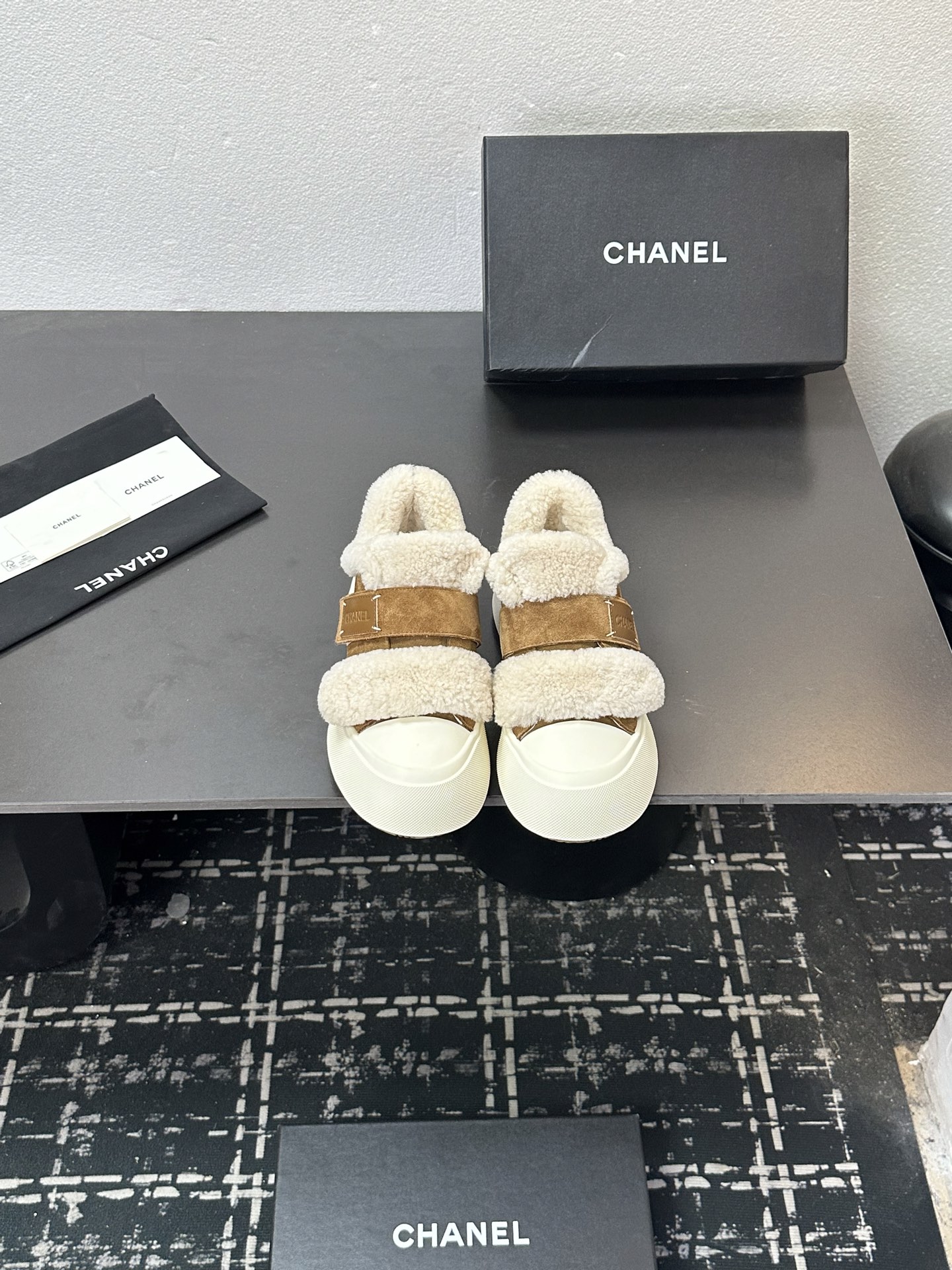 NO:594516,CHANEL Chanel Thick-Soled Wool Velcro Warm Shoes Biscuit Shoes, synchronized with the counter, very popular in the counter, a shoe that is very difficult to buy, the most popular thick-soled panda shoes on the Internet, it is easy to imagine that small fragrance lovers cannot miss it. It has both good looks and comfort. Simple and versatile white shoes. The thick sole increases the height and is super versatile. Whoever wears it with your eyes closed will look good. Matte cowhide upper, wool lining, outsole, TPU original outsole.  Size: 35-39 (40 customized), furry shoes, chanel, chanel, cowhide19860909CHANEL香奈儿厚底羊毛魔术贴保暖鞋饼干鞋 专柜同步 专柜非常火爆 非常难买的一款鞋 全网最火的厚底熊猫鞋 可想而知小香控不可错过的 颜值与舒适并存的 简约百搭小白鞋 厚底增高超级百搭,闭眼入谁穿谁好看 鞋面磨砂牛皮 内里羊毛里 大底TPU原版大底 码数:35-39（40定做）,毛毛鞋,chanel,chanel,cowhide,Women's Shoes