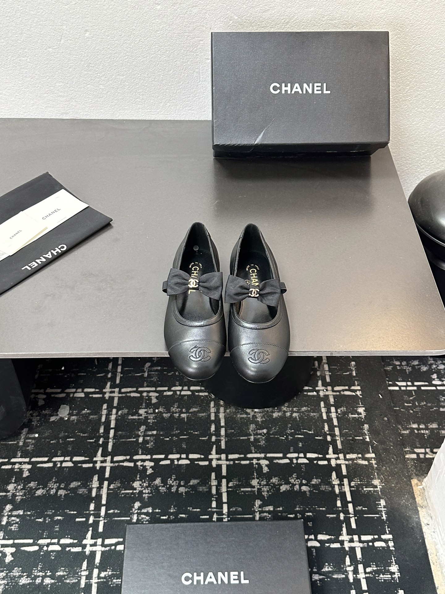 NO:594541,Xiaoxiang is a must-have item for autumn and winter this season!  !  Chanel's autumn and winter heavy industry hot styles are highly recommended by Xiaohongshu. They look good no matter how you match them. They are a must-have for fashion. Ms. Chanel loves simple and irresistible combinations to show her unique dressing style. She can mix and match freely to shine and follow the fashionable steps of her grandma!  !  !  Zoom in on the exquisite details to see the original molded hardware buckle. The top version is made at the purchasing level★ The upper is made of original customized cowhide, sheepskin lining, sheepskin feet, original molded leather outsole, code number 35-39 (40, 41 customized P cloth leather, single shoes, chanel, cowhide, sheepskin, Leather soles19860909小香 本季秋冬季必备单品！！ 香奈儿秋冬重工爆款 小红书力推款,怎么搭配都好看,时髦精必备,香奈儿女士钟爱简约又难以抗拒系搭配展现与众不同的穿搭风格、自由混搭闪耀到位跟紧香奶奶时尚步伐！！！精致细节放大看原版开模五金扣 顶级版本代购级别打造★鞋面采用原版定制牛皮,羊皮内里,羊皮垫脚,原版开模真皮大底,码数35-39（40、41定做 P布 皮,单鞋,chanel,cowhide,sheepskin,Leather soles,Women's Shoes