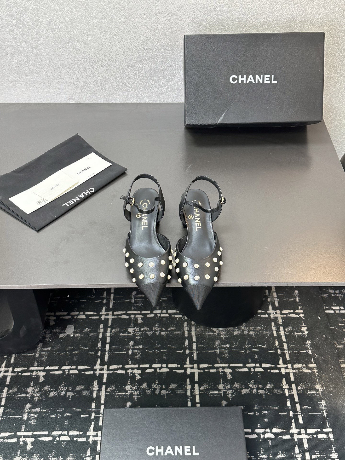 NO:594536,Chanel 25K new pearl chain shoes, pearl + chain combination, high-end retro feel, original molded pearls, genuine leather outsole Size: 35-39, other sizes are customized, sandals, chanel, sandals, Leather soles19860909Chanel 25K新款珍珠链条单鞋 珍珠+链条搭配 高级复古感 原版开模珍珠 真皮大底 Size:35-39 其他码数定做,凉鞋,chanel,sandals,Leather soles,Women's Shoes