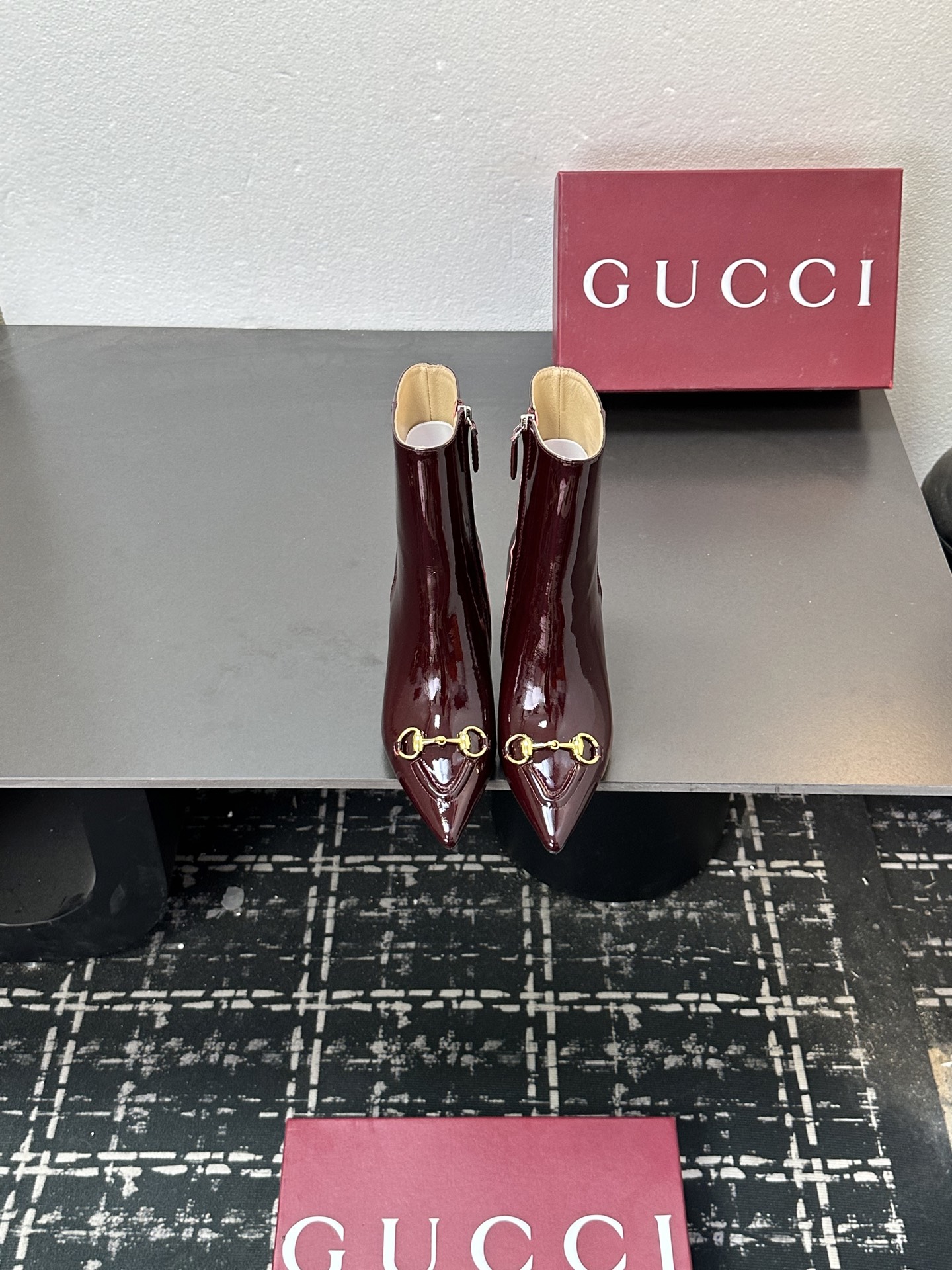 NO:593735,The highest version of the 2025 new CUCCI Gucci high-heeled short boots, pointed toe ankle boots and bare boots. The top version, welcome to compare. The original 1:1 replica. Please note that many of the items on the market are incorrect. Please look for our authenticity guarantee. Full-grained high-grade calfskin for uppers/original double-G cloth. Full-grained high-grade lambskin for lining/foot pads. Italian top genuine leather sole. Heel height 10cm.  Matching sizes 35-42 (41/40/42 custom-made, non-refundable) Original full set of green packaging G cloth leather 370 Gucci creative director launches new pointed chain ankle boots, a commitment to gender equality and advocating female empowerment. The pointed toe corridor is embellished with unique chain details, highlighting beauty, strength and free spirit. Boots, gucci, boots, cowhide, sheepskin19860909最高版本 2025新款CUCCI古奇高跟短靴尖头及踝靴裸靴 顶级版本、欢迎比对. 原版1:1复刻 注意市面通货内里很多都不对版哦请认准咱家正品保证 鞋面全粒纹高档小牛皮 /原版双G布 内里/垫脚全粒纹高档小羊皮 鞋底意大利顶级真皮底 跟高10cm 配码35-42（41/40/42定做不退换） 包装原版全套绿色包装 G布 皮面370 Gucci创作总监推出全新尖头链条及踝鞋靴,对于性别平等和倡导女性赋权的承诺,尖头廊形缀饰别致链条细节,彰显美丽,力量和自由精神,靴子,gucci,boots,cowhide,sheepskin,Women's Shoes