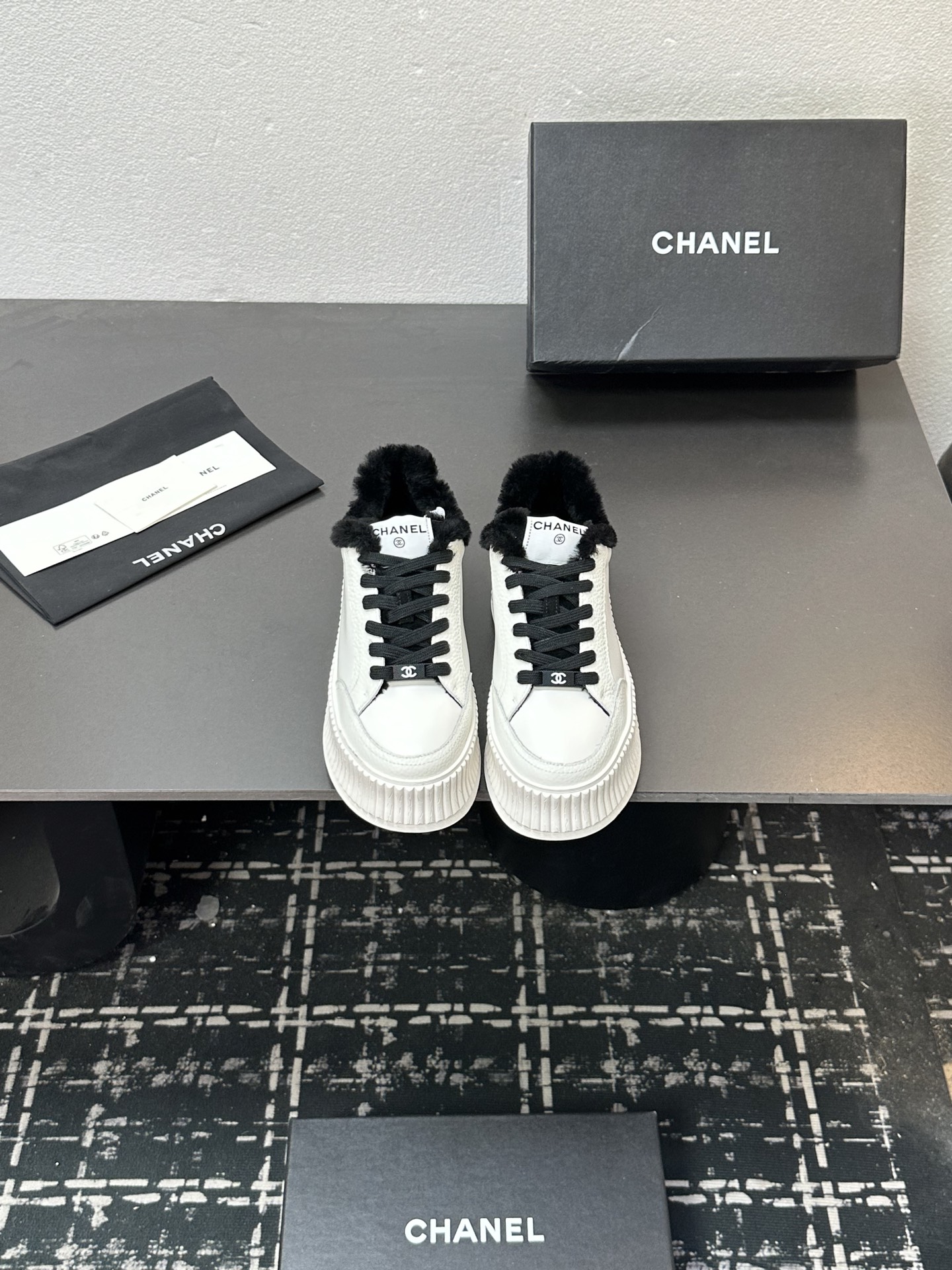 NO:594524,Chanel Chanel panda shoes!  2025 counter's top casual sports shoes, this classic design; the upper is in the style of electric embroidery with various techniques; the outsole is fashionable and sporty; it is unusual to incorporate a variety of color matching elements... The diversified mix and match is very good-looking and versatile, casual, fashionable, sports, and outdoor can be taken into account... Go material The upper is made of original imported first-layer silk cowhide + original waterproof cloth + original first-layer cowhide. The lining is made of velvet lining. The outsole is based on the original TPU combination outsole.  Counter boutique package complete set for women 35-41, casual shoes/sports shoes, chanel, chanel, sneakers, cowhide19860909Chanel香奈儿熊猫鞋！2025专柜顶级休闲款运动鞋 这款经典设计；鞋面多种工艺电绣的风格；大底却时尚运动；不平凡的拥入了多种配色元素…… 多元化混搭非常好看百搭,休闲,时尚,运动,户外都能兼顾…… Go 材料 鞋面采用 原版进口头层丝绸牛皮+原版防水布+原版头层牛皮 内里采用 绒里 大底根据 原版TPU组合大底 专柜精品包装全套女35–41,休闲鞋/运动鞋,chanel,chanel,sneakers,cowhide,Women's Shoes