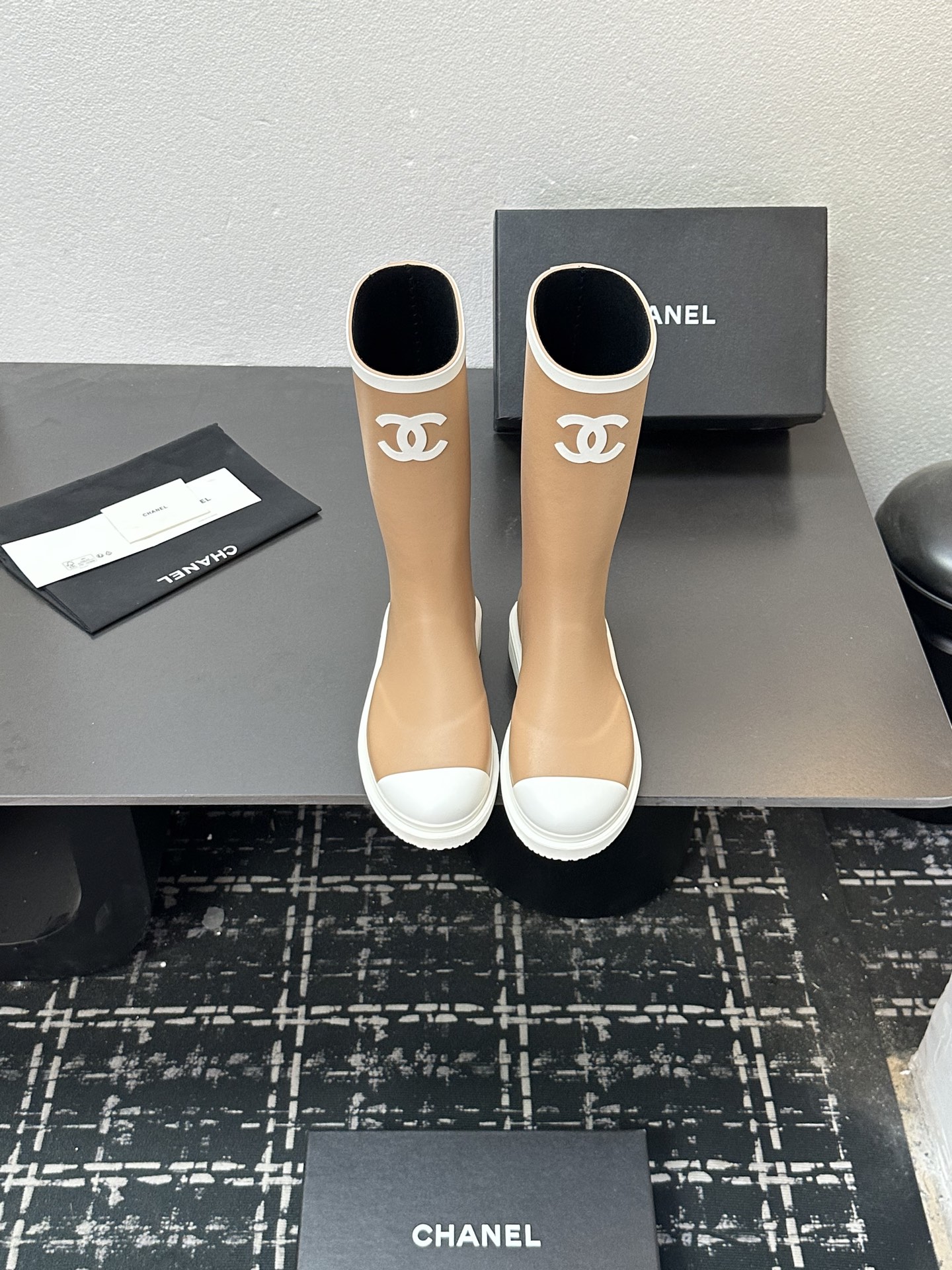 NO:594518,CHANEL Chanel small fragrant panda rain boots seamless version 1:1 upgraded version, the same small fragrant rain boots of Wang Yang Mi are out of stock at the counter, a hot-selling model sought after by major Internet celebrity bloggers. Advantages of the upgraded version: Purchase the original shoe development, original last set, original shoe color matching, correct last shape, correct version, correct color, shoe weight is lighter than the original version, pedicure is slimming, high-end quality exported to Japan and South Korea, comparable to the king fried version at the counter level  Technology: Rubber vulcanization production is purely manual combination process, consistent with the original version. Material: Natural environmentally friendly rubber, no smell, consistent with the original version. Number of yards: 35-41. Color: panda black, cherry blossom pink, khaki brown, boots, chanel, chanel, boots, rain boots.19860909CHANEL香奈儿小香熊猫雨靴无缝版本1:1升级版本,专柜断货王杨幂同款小香风雨靴,各大网红博主追捧的热销款 升级版的优势: 购入原版鞋开发,原版套楦,原版鞋调色,楦型正,版型正,颜色正,鞋重比原版还要轻,修脚显瘦,出口日韩的高端品质,媲美于专柜级别的王炸版本 工艺: 橡胶硫化生产纯手工组合工艺,与原版一致 材料: 天然环保橡胶,无异味,与原版一致 码数: 35-41 颜色熊猫黑,樱花粉,卡其棕,靴子,chanel,chanel,boots,rain boots,Women's Shoes