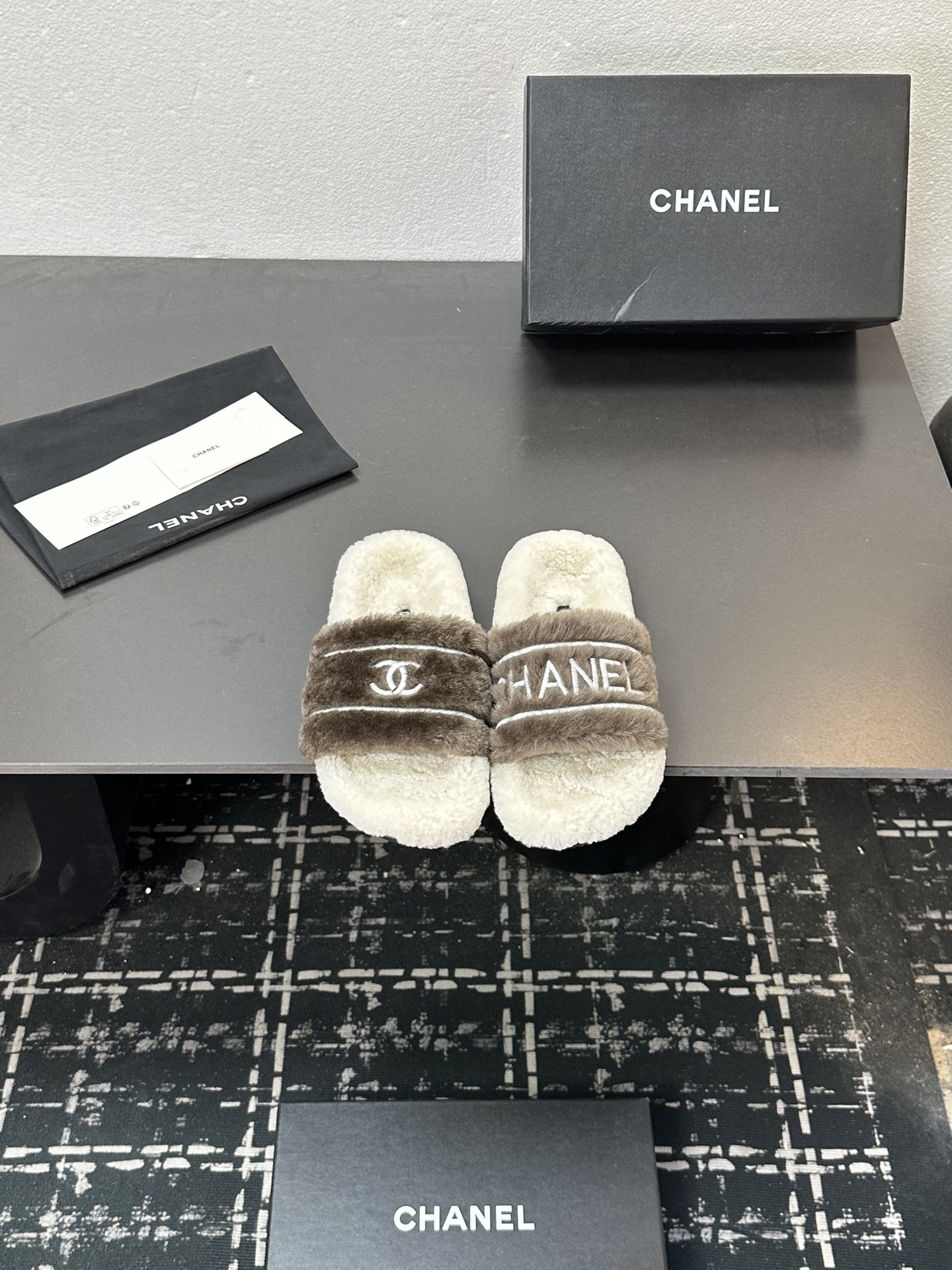 NO:594533,2025sss official website and Xiaohongshu synchronize the latest color matching Xiaoxiangjia’s popular models are hotly launched, with upgraded workmanship and high quality!   The latest fashionable fur slippers, super versatile and warm soles for the feet, the heroines' favorite [Fireworks] [Fireworks] rubber outsole 5 sizes 35-41, [Note 40+41 custom-made], fur shoes and slippers, chanel, slippers198609092025sss官网、小红书同步最新配色小香家爆款火热上线,做工升级版,高品质！  时尚潮流最新款毛毛拖,上脚超百搭暖底,女主们的最爱[烟花][烟花] 橡胶大底 5码数35-41码,【注40+41订做】,毛毛鞋拖鞋,chanel,slippers,Women's Shoes