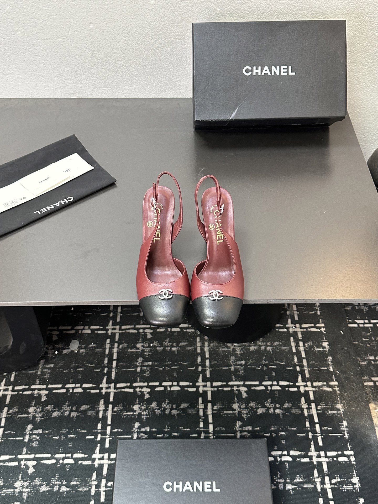 NO:594530,2025 Xiaoxiang is a must-have item for autumn and winter this season!  !  Chanel's autumn and winter heavy industry hot styles are highly recommended by Xiaohongshu. They look good no matter how you match them. They are a must-have for fashion. Ms. Chanel loves simple and irresistible combinations to show her unique dressing style. She can mix and match freely to shine and follow the fashionable steps of her grandma!  !  !  Exquisite details. Zoom in to see the original molded hardware buckle. The top version is made at the purchasing level★ The upper is made of original customized sheepskin, sheepskin feet, original molded leather outsole, size 35-39 (customized 40, 41, sandals, chanel, sandals, sheepskin, Leather soles198609092025小香 本季秋冬季必备单品！！ 香奈儿秋冬重工爆款 小红书力推款,怎么搭配都好看,时髦精必备,香奈儿女士钟爱简约又难以抗拒系搭配展现与众不同的穿搭风格、自由混搭闪耀到位跟紧香奶奶时尚步伐！！！精致细节放大看原版开模五金扣 顶级版本代购级别打造★鞋面采用原版定制羊皮,羊皮垫脚,原版开模真皮大底,码数35-39（40、41定做,凉鞋,chanel,sandals,sheepskin,Leather soles,Women's Shoes