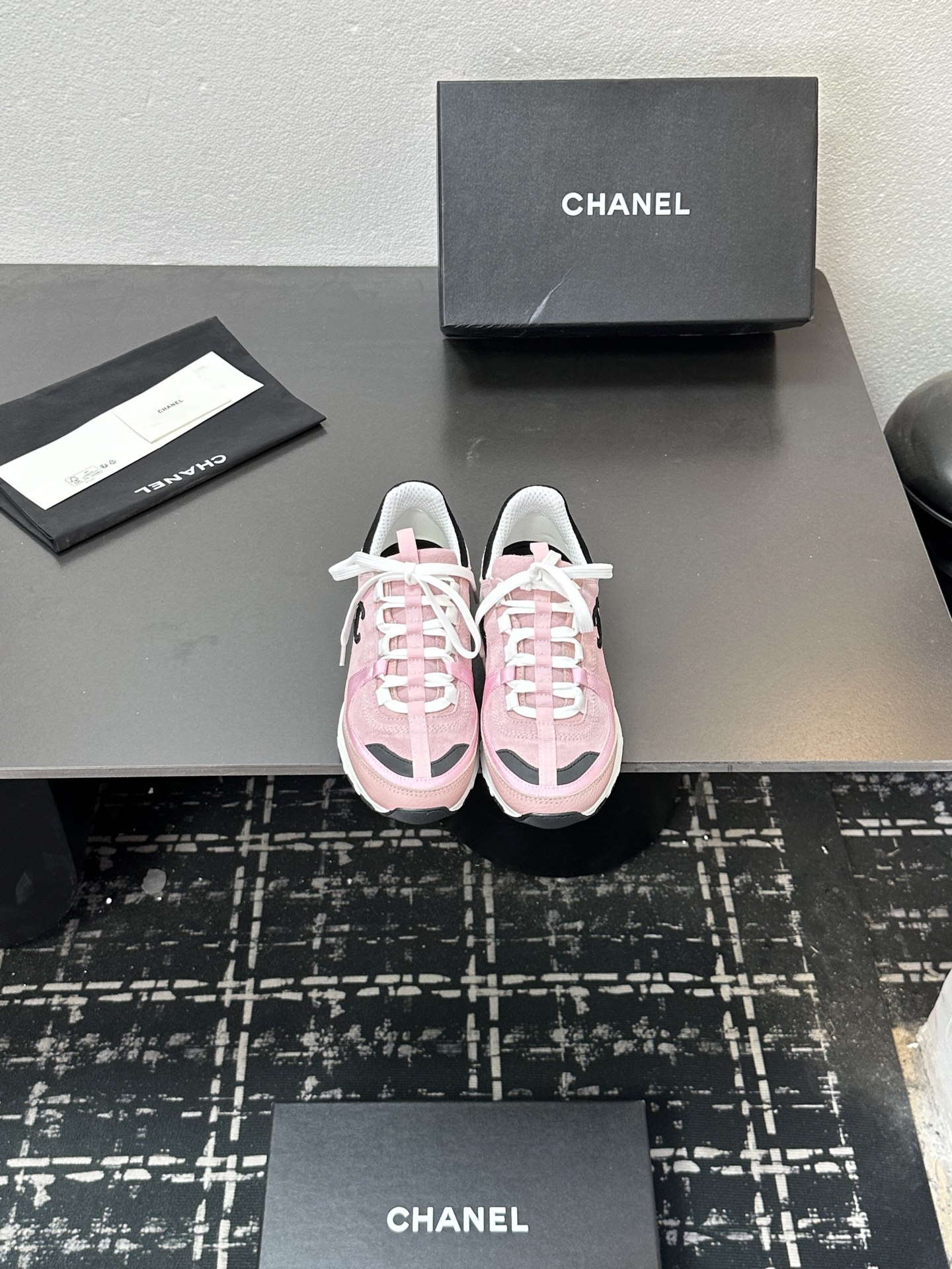 NO:594527,Chanel Chanel panda shoes!  2025 counter top casual sports shoes This classic design; the upper is in the style of electric embroidery with various craftsmanship; the outsole is fashionable and sporty; the outsole is unusually incorporated with a variety of color matching elements... The diversified mix and match is very good-looking and versatile, casual, fashionable, sports, and outdoor can be taken into account... Go material The upper is made of original imported first-layer silk cowhide + original waterproof cloth + original first-layer cowhide. The lining is made of breathable mesh lining. The outsole is based on the original TPU combination outsole.  Counter boutique package complete set for women 35-41, casual shoes/sports shoes, chanel, chanel, sneakers, cowhide19860909Chanel香奈儿熊猫鞋！2025专柜顶级休闲款运动鞋 这款经典设计；鞋面多种工艺电绣的风格；大底却时尚运动；不平凡的拥入了多种配色元素…… 多元化混搭非常好看百搭,休闲,时尚,运动,户外都能兼顾…… Go 材料 鞋面采用 原版进口头层丝绸牛皮+原版防水布+原版头层牛皮 内里采用 透气网里 大底根据 原版TPU组合大底 专柜精品包装全套女35–41,休闲鞋/运动鞋,chanel,chanel,sneakers,cowhide,Women's Shoes