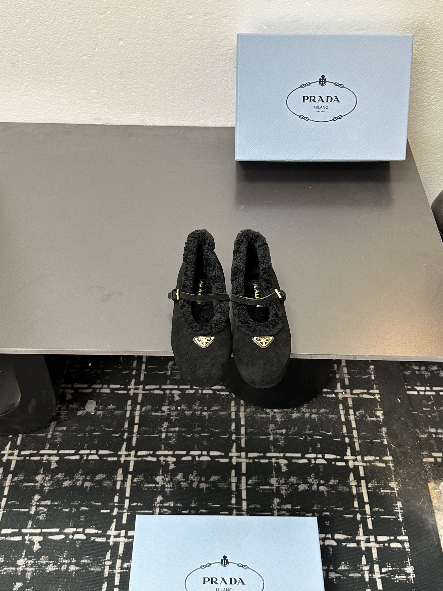 NO:612400,25Ss new early spring Prada silk Mary Jane ballet flats. These ballet flats have a tapered silhouette and an instep strap that adds a touch of sophistication, highlighting their elegance and femininity. They feature a round toe design, a rubber sole, and are decorated with an enameled triangular metal logo, highlighting classic lines and exquisite elegant details. Suede upper, wool lining, high flat heel, original rubber outsole  Size 35-39 (40.41 custom-made, non-refundable), furry shoes, prada, prada, mary jane, flats, real silk1986090925Ss早春新款Prada普拉达真丝玛丽珍芭蕾舞平底单鞋 这款芭蕾平底鞋采用锥形廓形,脚背带平添一抹精致,彰显优雅柔美魅力.采用圆头设计,搭配橡胶鞋底,且饰有涂珐琅三角形金属徽标,彰显经典线条和精致优雅细节. 鞋面绒面 内里垫脚羊毛里 跟高平底 鞋底原版橡胶大底 码数35-39（40.41定做不退换）,毛毛鞋,prada,prada,mary jane,flats,real silk,Women's Shoes