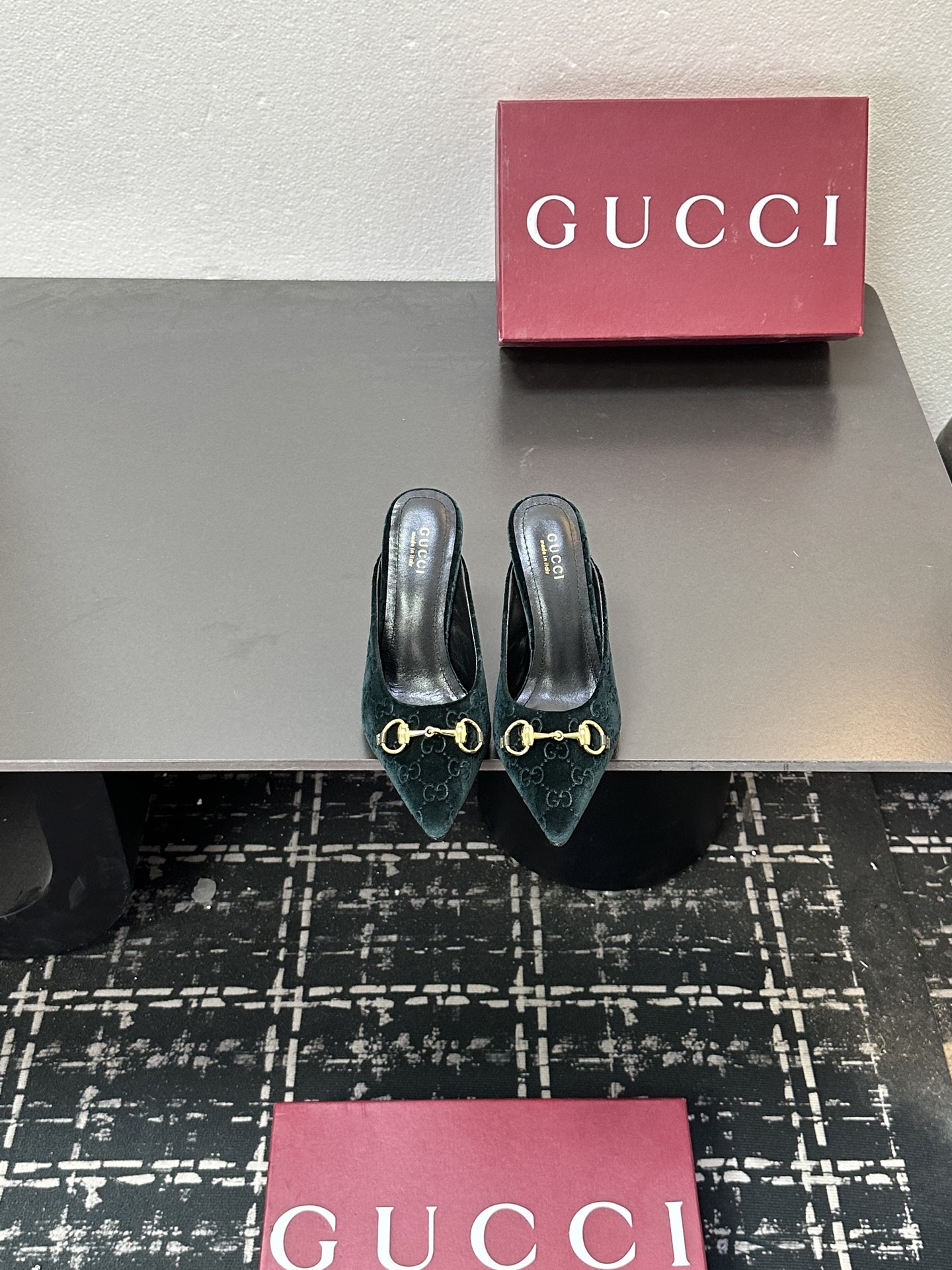 NO:593731,Summer Gucci’s latest D-shaped light gold horsebit velvet half-slip sandals ——————————— Leather embossed This women’s thong sandals are paired with classic big D new horsebit details and gold-toned accessories, highlighting the brand heritage and showing a unique charm. Made of exquisite sheepskin, the design is elegant yet casual. It is a refreshing and ideal item for warm season styles. Top version, welcome to compare. Original 1:1 replica. Please look for our authenticity guarantee.  Upper imported high-grade embossed leather/velvet, lining/foot pads full-grain high-grade lambskin, genuine leather sole, heel height 8.5cm, matching size 35-42 (41/40/42/customized, non-refundable), high heels and slippers, gucci, sandals, high heels, slippers, sheepskin19860909夏季 Gucci 最新D字浅金马衔扣丝绒半拖 凉鞋 —————————————皮面 压花 这款女士夹趾凉鞋搭配饰经典大D新马衔扣细节金色调配件,彰显品牌传承,尽显别样魅力.采用精致羊皮打造,设计优雅而不失随性,是暖季造型的清爽理想单品 顶级版本、欢迎比对. 原版1:1复刻 注意请认准咱家正品保证 鞋面进口高档压纹皮/丝绒 内里/垫脚全粒纹高档小羊皮 鞋底真皮底 跟高8.5cm 配码35-42（41/40/42/定做不退换）,高跟鞋拖鞋,gucci,sandals,high heels,slippers,sheepskin,Women's Shoes