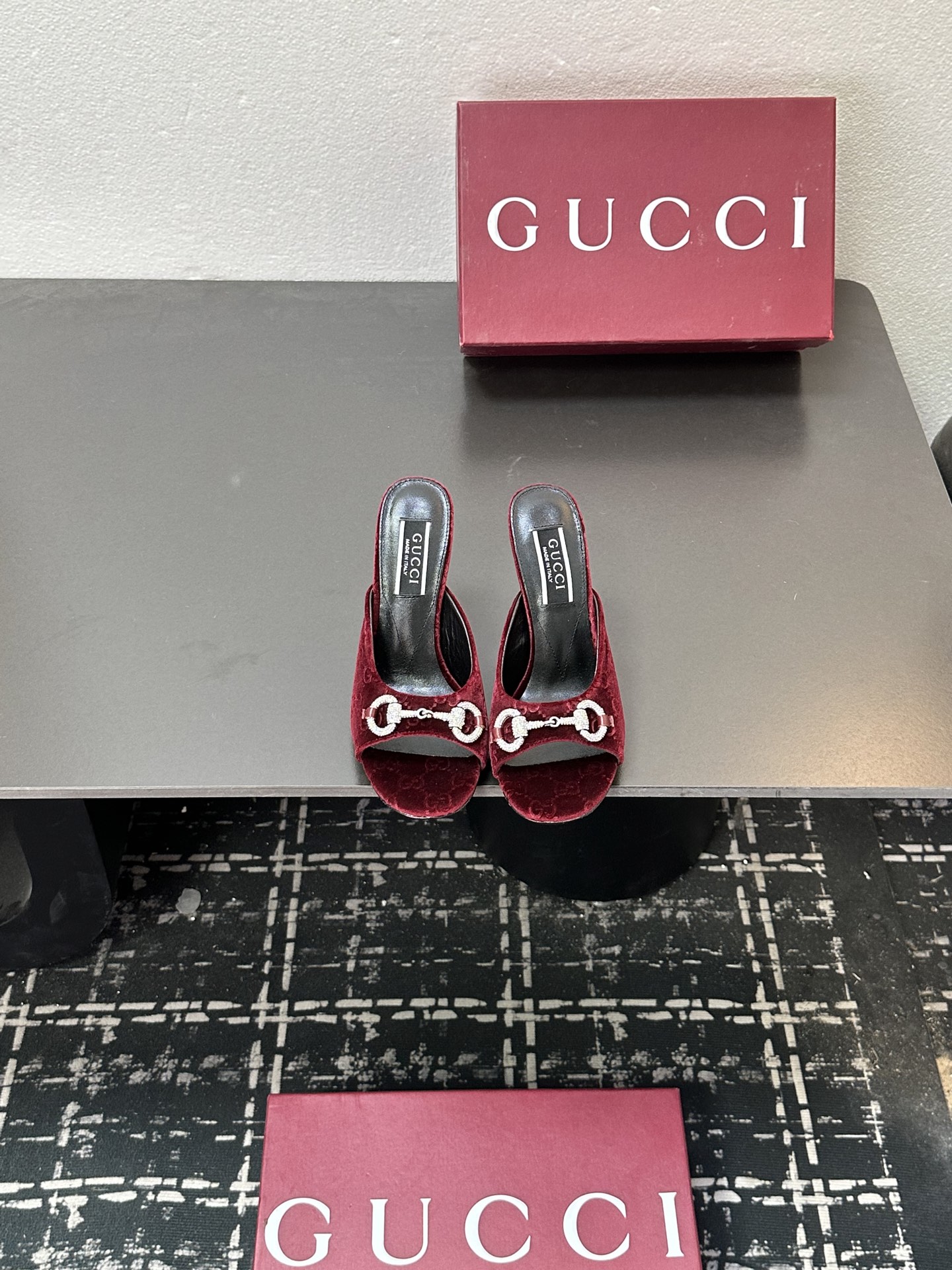 NO:593733,2025 Summer Gucci's latest D-shaped light gold horsebit velvet half-slip sandals —————————————— This women's thong sandals are paired with gold-toned accessories decorated with classic big D new horsebit details, highlighting the brand heritage and showing a unique charm. Made of exquisite sheepskin, the design is elegant yet casual. It is a refreshing and ideal item for warm season styles. Top version, welcome to compare. Original 1:1 replica. Please look for our authenticity guarantee.  Upper imported high-grade embossed leather/velvet, lining/foot pads full-grain high-grade lambskin, genuine leather sole, heel height 8.5cm, matching size 35-42 (41/40/42/customized, non-returnable), high heels and slippers, gucci, sandals, high heels, slippers, sheepskin198609092025夏季 Gucci 最新D字浅金马衔扣丝绒半拖 凉鞋 ————————————— 这款女士夹趾凉鞋搭配饰经典大D新马衔扣细节金色调配件,彰显品牌传承,尽显别样魅力.采用精致羊皮打造,设计优雅而不失随性,是暖季造型的清爽理想单品 顶级版本、欢迎比对. 原版1:1复刻 注意请认准咱家正品保证 鞋面进口高档压纹皮/丝绒 内里/垫脚全粒纹高档小羊皮 鞋底真皮底 跟高8.5cm 配码35-42（41/40/42/定做不退换）,高跟鞋拖鞋,gucci,sandals,high heels,slippers,sheepskin,Women's Shoes