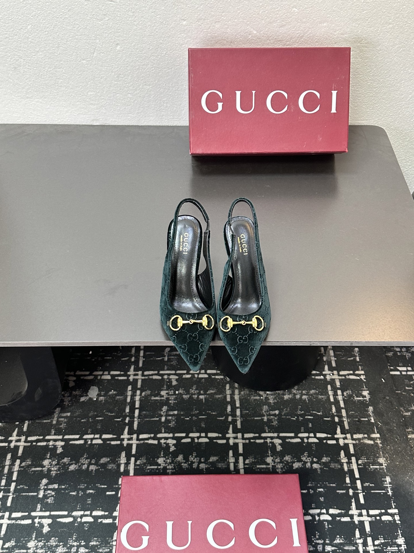 NO:593729,2025 Summer Gucci's latest D-shaped light gold horsebit velvet half-slip sandals —————————————— This women's thong sandals are paired with gold-toned accessories decorated with classic big D new horsebit details, highlighting the brand heritage and showing a unique charm. Made of exquisite sheepskin, the design is elegant yet casual. It is a refreshing and ideal item for warm season styles. Top version, welcome to compare. Original 1:1 replica. Please look for our authenticity guarantee.  Upper imported high-grade embossed leather/velvet, lining/foot pads full-grain high-grade lambskin, genuine leather sole, heel height 8.5cm, matching size 35-42 (41/40/42/customized, non-refundable), high-heeled sandals, gucci, sandals, high heels, sheepskin198609092025夏季 Gucci 最新D字浅金马衔扣丝绒半拖 凉鞋 ————————————— 这款女士夹趾凉鞋搭配饰经典大D新马衔扣细节金色调配件,彰显品牌传承,尽显别样魅力.采用精致羊皮打造,设计优雅而不失随性,是暖季造型的清爽理想单品 顶级版本、欢迎比对. 原版1:1复刻 注意请认准咱家正品保证 鞋面进口高档压纹皮/丝绒 内里/垫脚全粒纹高档小羊皮 鞋底真皮底 跟高8.5cm 配码35-42（41/40/42/定做不退换）,高跟鞋凉鞋,gucci,sandals,high heels,sheepskin,Women's Shoes