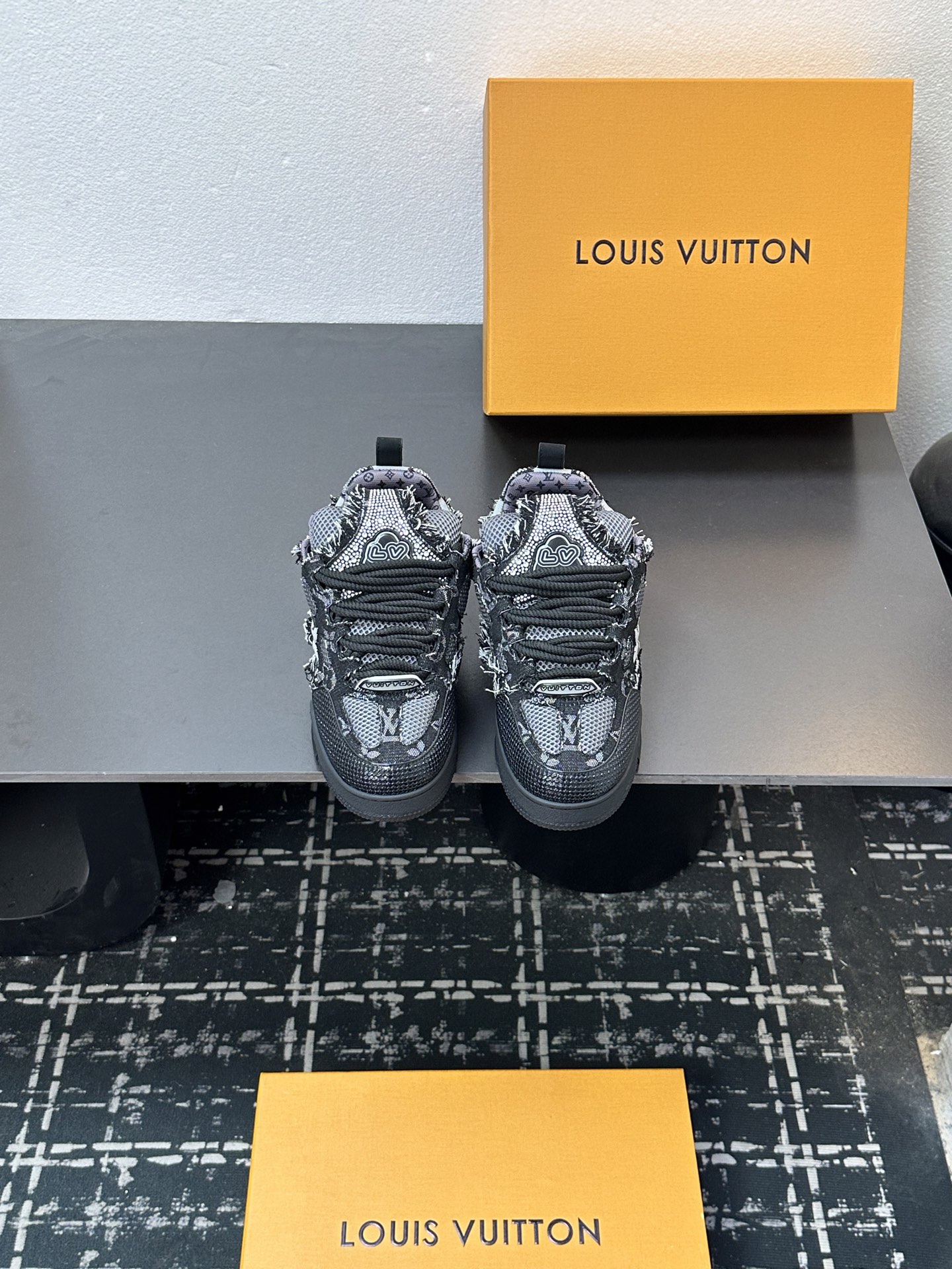 NO:593727,The top version of the couple's model is now available at Louis Vuitton. The LV Trainer sneakers are model number 1A98UX, which has a new charm in the autumn and winter shows. The calfskin is integrated with colorful details, Velcro laces and Monogram flower embroidery on the side highlight the design theme. Louis and Vuitton logos are decorated on the left and right shoes. Exclusive custom-made cowhide 1:1. All cutting edges are processed and painted according to the original steps. Exclusive private mold Vuitton logo, shoelace row  Customized silk mesh lining, TPU combination to form a sole that is wear-resistant, non-slip and anti-yellowing. The original molded outsole also hides the Monogram flower. The entire process is computer sewing and wire drawing. Toe cap, back cover, hot and cold processing and shaping. Full set of upper and last. 35-40 39-44 (45.46), casual shoes/sports shoes, louis vuitton, louis vuitton, louis vuitton, sneakers, cowhide19860909顶级版本情侣款上线 LV Trainer 运动鞋于路易威登 款号1A98UX,-秋冬秀场焕现全新魅力.小牛皮融入缤纷细节,魔术贴鞋带和侧面的 Monogram 花卉刺绣点明设计主旨,Louis 和 Vuitton 标识分饰左右鞋后. 独家定制牛皮1:1 所有切边口都按照原版的步骤加工涂边 独家私模Vuitton 标识,鞋带排 定制丝滑网里 TPU组合成底耐磨防滑防黄 原版开模大底也深藏着Monogram 花卉 流程全电脑针车拉线.鞋头,后套,冷热加工定型.全套拉帮套楦. 35-40 39-44（45.46）,休闲鞋/运动鞋,louis vuitton,louis vuitton,louis vuitton,sneakers,cowhide,Women's Shoes