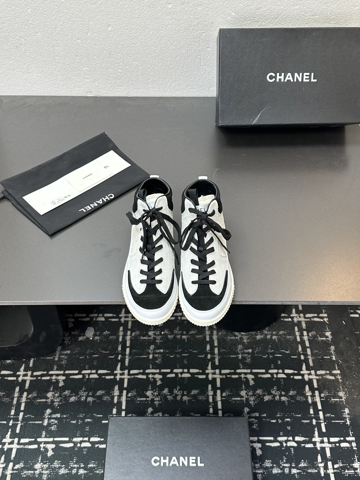 NO:612562,Chanel Chanel panda shoes!  2025 counter top casual sports shoes This classic design; the upper is in the style of electric embroidery with various craftsmanship; the outsole is fashionable and sporty; the outsole is unusually incorporated with a variety of color matching elements... The diversified mix and match is very good-looking and versatile, casual, fashionable, sports, and outdoor can be taken into account... Go material The upper is made of original imported first-layer silk cowhide + original waterproof cloth + original first-layer cowhide. The lining is made of breathable mesh lining. The outsole is based on the original TPU combination outsole.  Counter boutique package complete set for women 35-41, casual shoes/sports shoes, chanel, chanel, sneakers, cowhide19860909Chanel香奈儿熊猫鞋！2025专柜顶级休闲款运动鞋 这款经典设计；鞋面多种工艺电绣的风格；大底却时尚运动；不平凡的拥入了多种配色元素…… 多元化混搭非常好看百搭,休闲,时尚,运动,户外都能兼顾…… Go 材料 鞋面采用 原版进口头层丝绸牛皮+原版防水布+原版头层牛皮 内里采用 透气网里 大底根据 原版TPU组合大底 专柜精品包装全套女35–41,休闲鞋/运动鞋,chanel,chanel,sneakers,cowhide,Women's Shoes