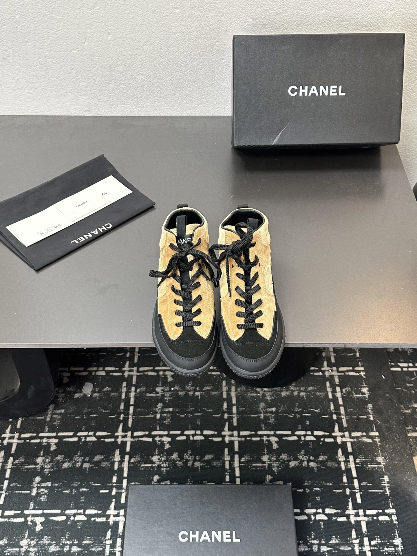 NO:593721,Chanel Chanel panda shoes!  2025 counter top casual sports shoes This classic design; the upper is in the style of electric embroidery with various craftsmanship; the outsole is fashionable and sporty; the outsole is unusually incorporated with a variety of color matching elements... The diversified mix and match is very good-looking and versatile, casual, fashionable, sports, and outdoor can be taken into account... Go material The upper is made of original imported first-layer silk cowhide + original waterproof cloth + original first-layer cowhide. The lining is made of breathable mesh lining. The outsole is based on the original TPU combination outsole.  Counter boutique package complete set for women 35-41, casual shoes/sports shoes, chanel, chanel, sneakers, cowhide19860909Chanel香奈儿熊猫鞋！2025专柜顶级休闲款运动鞋 这款经典设计；鞋面多种工艺电绣的风格；大底却时尚运动；不平凡的拥入了多种配色元素…… 多元化混搭非常好看百搭,休闲,时尚,运动,户外都能兼顾…… Go 材料 鞋面采用 原版进口头层丝绸牛皮+原版防水布+原版头层牛皮 内里采用 透气网里 大底根据 原版TPU组合大底 专柜精品包装全套女35–41,休闲鞋/运动鞋,chanel,chanel,sneakers,cowhide,Women's Shoes