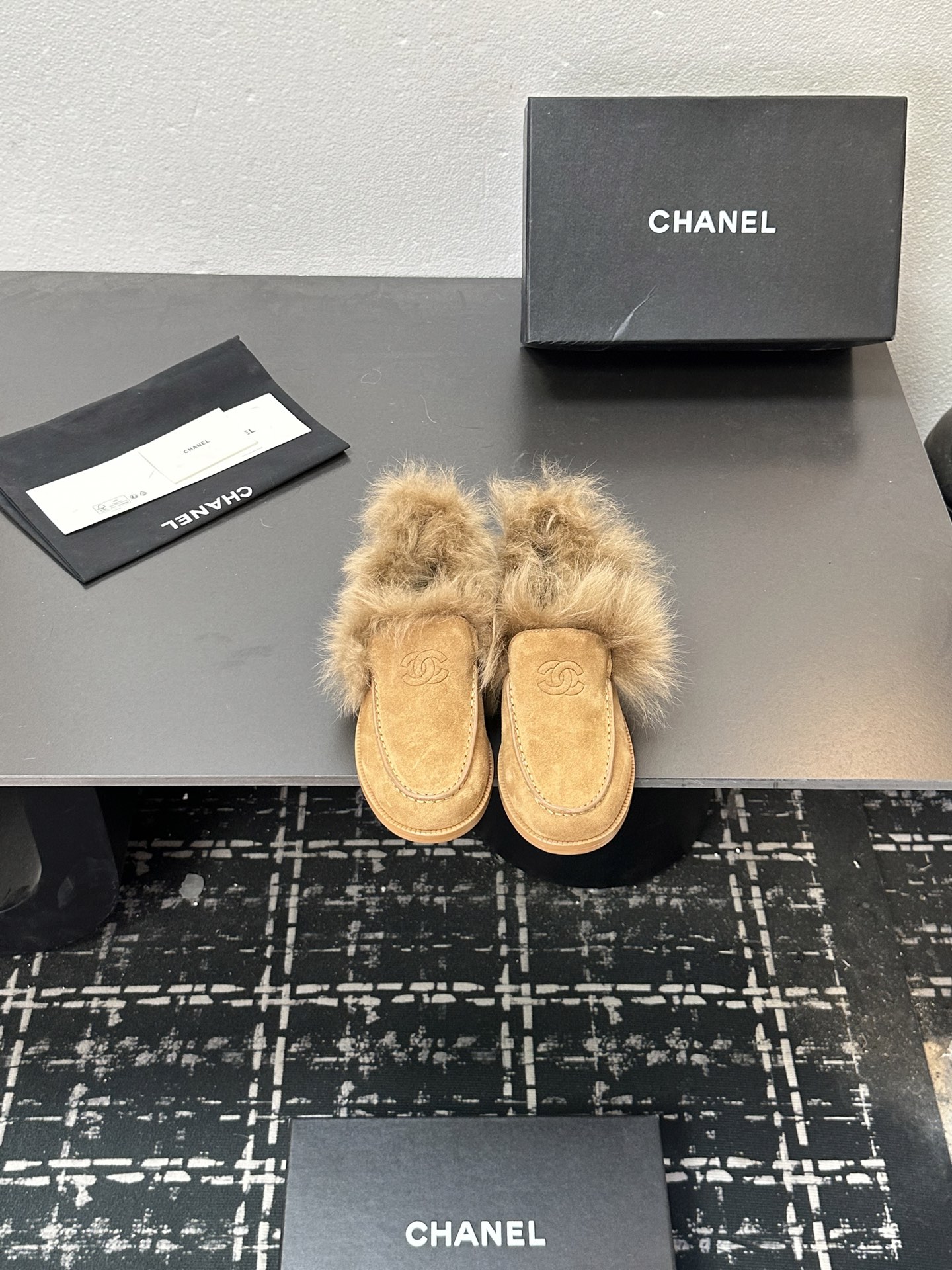 NO:594542,2025 autumn and winter CHANEL rabbit fur Tuscan wool loafers. Selected high-quality leather and soft rabbit plush, the classic double C logo highlights the brand style. Available in black, white and brown colors, the slip-on design is suitable for a variety of wearing styles, whether you are commuting to the workplace or casual outings, it can add a sense of sophistication to you. It also uses plush details to resist the coolness. It is the texture of autumn and winter shoes. Fabric: cowhide, sheepskin lining, insole, sheepskin sole  Genuine leather sole, size 35-39 (40.41 fixed), loafers, chanel, chanel, loafers, cowhide, sheepskin198609092025秋冬CHANEL香奈儿兔毛托斯卡纳羊毛乐福鞋.精选优质皮革与柔软兔毛绒,经典双C标识彰显品牌格调.黑、白、棕多色可选,一脚蹬设计适配多种穿搭风格,无论是职场通勤还是休闲出街,都能为你增添精致感,更以毛绒细节抵御凉意,是秋冬鞋履的质感之选. 面料:牛皮 内里羊皮 鞋垫羊皮 鞋底 真皮底  码数35-39（40.41定）,乐福鞋毛毛鞋,chanel,chanel,loafers,cowhide,sheepskin,Women's Shoes