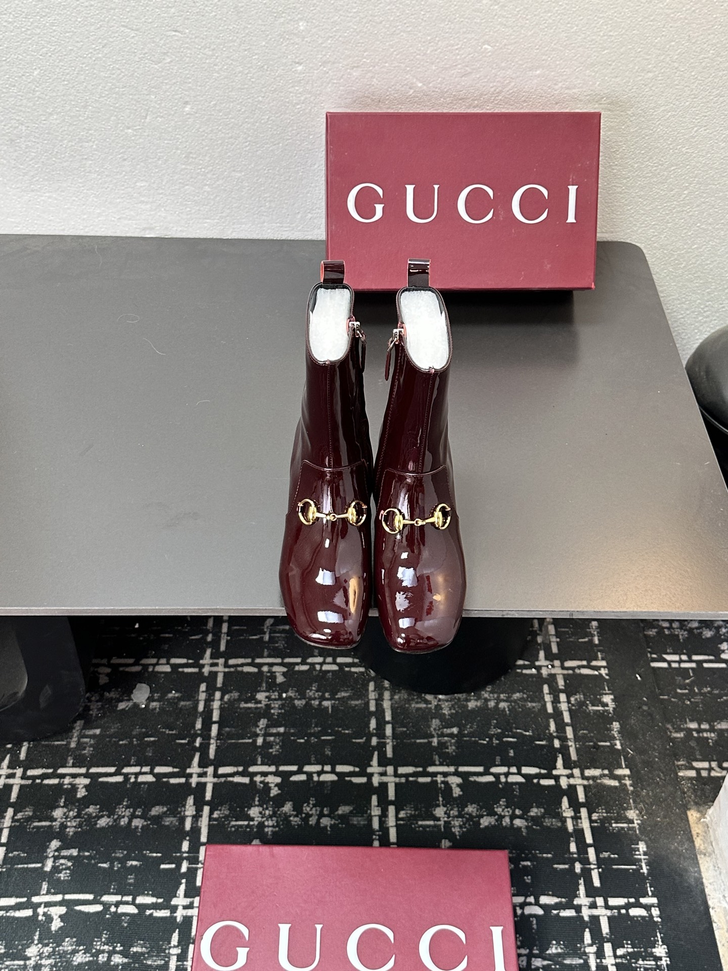 NO:593725,The highest version of the 2025 new CUCCI Gucci high-heeled short boots, ankle boots and bare boots. The top version, welcome to compare. The original version is 1:1 replica. Please note that many of the items on the market are incorrect. Please look for our authenticity guarantee. Full-grained high-grade calfskin for the upper / original double G cloth. Full-grained high-grade lambskin for the lining / foot pad. Italian top genuine leather sole. Heel height 5cm.  Matching sizes 35-42 (41/40/42 are custom-made and non-returnable) Packaging Original full set of green packaging Gucci creative director launches new pointed chain ankle boots, a commitment to gender equality and advocating female empowerment, pointed corridor-shaped embellished unique chain details, highlighting beauty, strength and free spirit cloth 320, boots, gucci, boots, cowhide, sheepskin19860909最高版本 2025新款CUCCI古奇高跟短靴踝靴裸靴 顶级版本、欢迎比对. 原版1:1复刻 注意市面通货内里很多都不对版哦请认准咱家正品保证 鞋面全粒纹高档小牛皮 /原版双G布 内里/垫脚全粒纹高档小羊皮 鞋底意大利顶级真皮底 跟高5cm 配码35-42（41/40/42定做不退换） 包装原版全套绿色包装 Gucci创作总监推出全新尖头链条及踝鞋靴,对于性别平等和倡导女性赋权的承诺,尖头廊形缀饰别致链条细节,彰显美丽,力量和自由精神布320,靴子,gucci,boots,cowhide,sheepskin,Women's Shoes