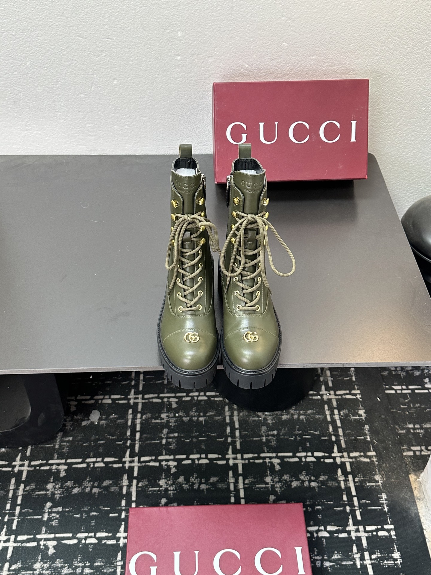 NO:593723,The highest version of 2025 Gucci autumn and winter latest GUCCI mid-heel grooved thick-soled horsebit ankle Chelsea boots purchasing agent level, high-end boutique goods. This short boot is ingeniously integrated with the fashionable elements of boots and moccasins design, with lightweight foam rubber groove soles. The archive pattern continues to shine in the new Gucci series. The classic horsebit style accessories highlight the brand's equestrian heritage. It doubles the charm of the entire design and injects a refined and elegant atmosphere into daily shoes.  Fabric imported calfskin + embossed craftsmanship Lining/foot pads water chestnut leather Outsole 1:1 mold rubber foam high toughness 4.5 cm heel thick sole Absolutely not heavy and rigid, nor will it collapse All materials and processes are consistent with the Y version Size 35-42 standard code 404142 custom-made Heel height 4.5CM Forefoot 2.5 cm Packaging counter high-end packaging Price, boots, gucci, boots, cowhide19860909最高版本 2025古奇秋冬最新GUCCI 中跟沟槽厚底马衔扣踝切尔西靴代购级别 高端精品尖货 这款短靴匠心融蕴靴子和软帮鞋设计中的时尚元素,配以轻质发泡橡胶沟纹鞋底 ,典藏图案继续在Gucci全新系列中大放异彩,经典马衔扣造型配件彰显品牌马术传承.令整个设计魅力倍增,为日常鞋款注入精致考究气息 面料进口小牛皮+压花工艺 内里/垫脚水柒牛皮 大底1:1模具橡胶发泡高韧性4.5 cm跟厚底 绝对不死沉死硬,也绝不坍塌 所有的材质和工艺,与Y版一致 尺码35-42标准码 404142定做 跟高4.5CM 前掌2.5 cm 包装专柜高端包装 价格,靴子,gucci,boots,cowhide,Women's Shoes