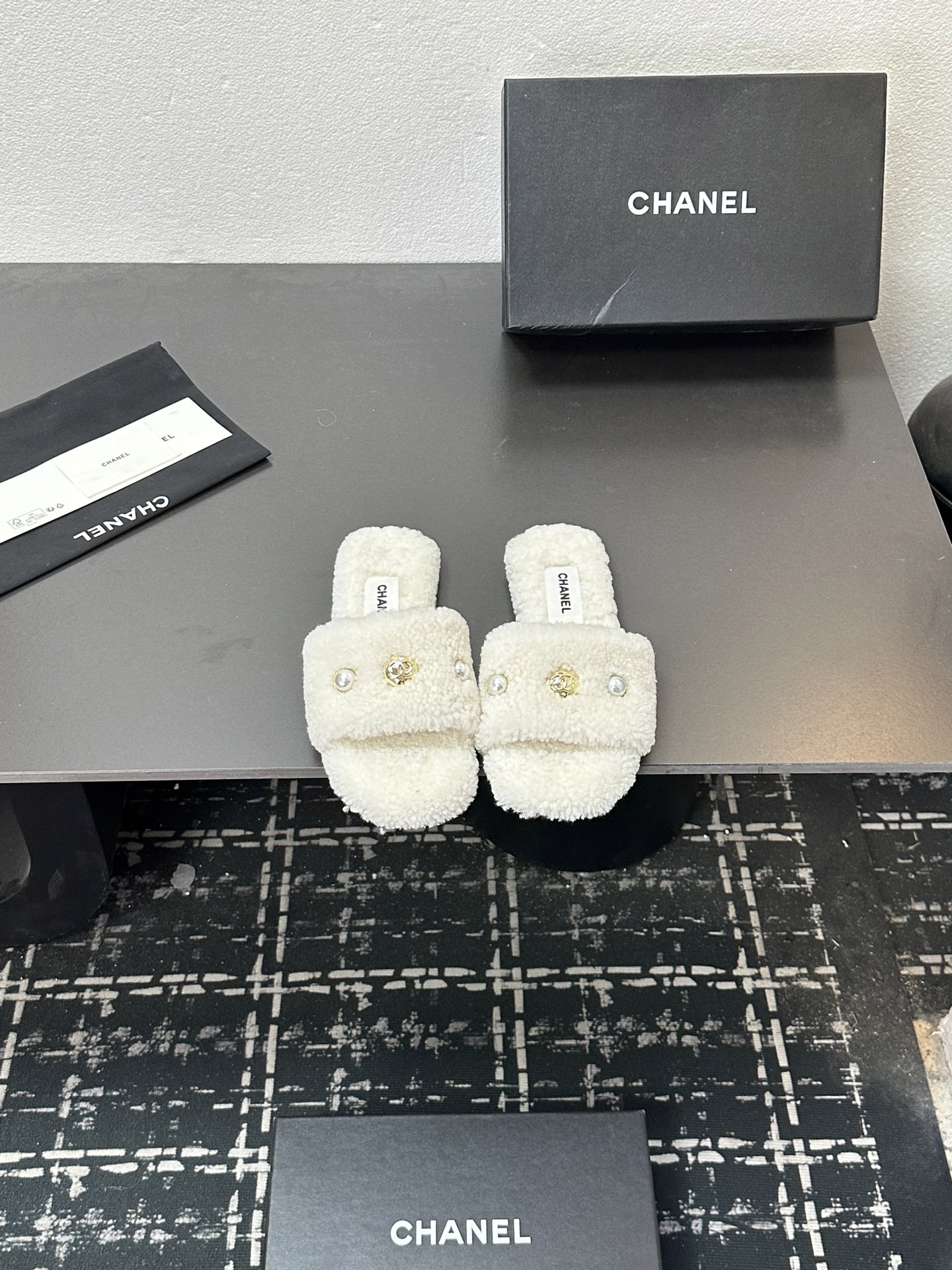 NO:594538,CHANEL25ss new wool slippers NEW Made of pure wool!  It's super warm and feels like you're stepping on clouds when you put it on. It's exquisite and high-end!  The value of this pair of fur flip flops has increased sharply. They are very easy to wear and do not slip. The soles are thick and the comfort is excellent!  Wool upper (with pearl buckle) size: 35-39 (40, 41 customized, non-refundable), furry shoes and slippers, chanel, slippers19860909CHANEL25ss新款羊毛拖鞋 NEW 纯羊毛打造！超温暖的 穿上仿佛踩在云朵上,精致高级！让这双毛拖 身价陡增 非常好穿不打滑,而且鞋底有一定厚度,舒适度 极佳！鞋面羊毛（配珍珠饰扣） size:35-39 (40、41定做不退换),毛毛鞋拖鞋,chanel,slippers,Women's Shoes