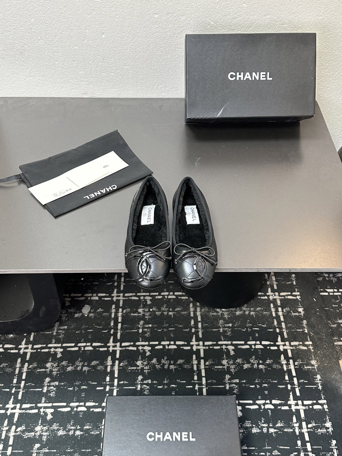 NO:594532,CHANEL Chanel small French fairy ballet wool flat shoes!  This pair of ballet shoes is simply poisonous. It is true that the more you look at it, the more you like it. From gorgeous skirts to smart and simple trousers, these ballet shoes can be used in everything, making themselves the highlight of the look. The large U-shaped design modifies the ankle line so slenderly that the whole person looks tall and elegant. Whether it is paired with a fairy skirt or casually wearing a pair of jeans, it can look very stylish and good-looking. The fabric is matched with sheepskin, wool lining, and transparent anti-counterfeiting rubber soles.  Size#35-41 (40 41 customized, non-returnable), single shoes, chanel, chanel, skirts, jeans, sheepskin19860909CHANEL香奈儿小香风法式仙女芭蕾舞羊毛平底单鞋！ 这双芭蕾舞鞋简直有毒,越看越中意真不是瞎说的.从华丽的裙装,到干练简洁的裤装.这双芭蕾舞鞋无一不能驾驭,妥妥的让自己成为造型的亮点. 大U口设计将脚踝线条修饰得好纤细让整个人看起来高挑又优雅 不管是搭配仙仙的裙子 还是随意穿一条牛仔裤 都能非常洋气好看 面料布面搭配羊皮 内里羊毛 透明防伪橡胶鞋底 Size#35-41（40 41定做不退换）,单鞋,chanel,chanel,skirts,jeans,sheepskin,Women's Shoes