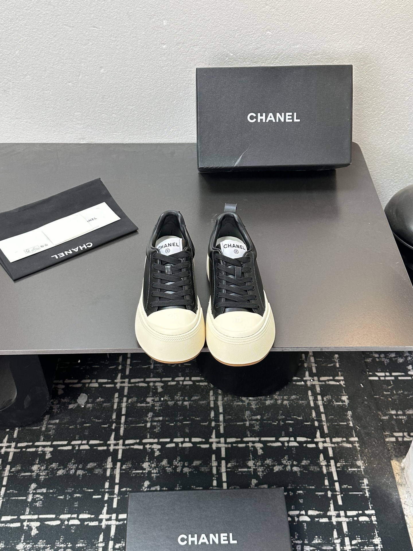 NO:594526,Chanel Chanel panda shoes!  2025 counter top casual sports shoes This classic design; the upper is in the style of electric embroidery with various craftsmanship; the outsole is fashionable and sporty; the outsole is unusually incorporated with a variety of color matching elements... The diversified mix and match is very good-looking and versatile, casual, fashionable, sports, and outdoor can be taken into account... Go material The upper is made of original imported first-layer silk cowhide + original waterproof cloth + original first-layer cowhide. The lining is made of breathable mesh lining. The outsole is based on the original TPU combination outsole.  Counter boutique package complete set for women 35-41, casual shoes/sports shoes, chanel, chanel, sneakers, cowhide19860909Chanel香奈儿熊猫鞋！2025专柜顶级休闲款运动鞋 这款经典设计；鞋面多种工艺电绣的风格；大底却时尚运动；不平凡的拥入了多种配色元素…… 多元化混搭非常好看百搭,休闲,时尚,运动,户外都能兼顾…… Go 材料 鞋面采用 原版进口头层丝绸牛皮+原版防水布+原版头层牛皮 内里采用 透气网里 大底根据 原版TPU组合大底 专柜精品包装全套女35–41,休闲鞋/运动鞋,chanel,chanel,sneakers,cowhide,Women's Shoes
