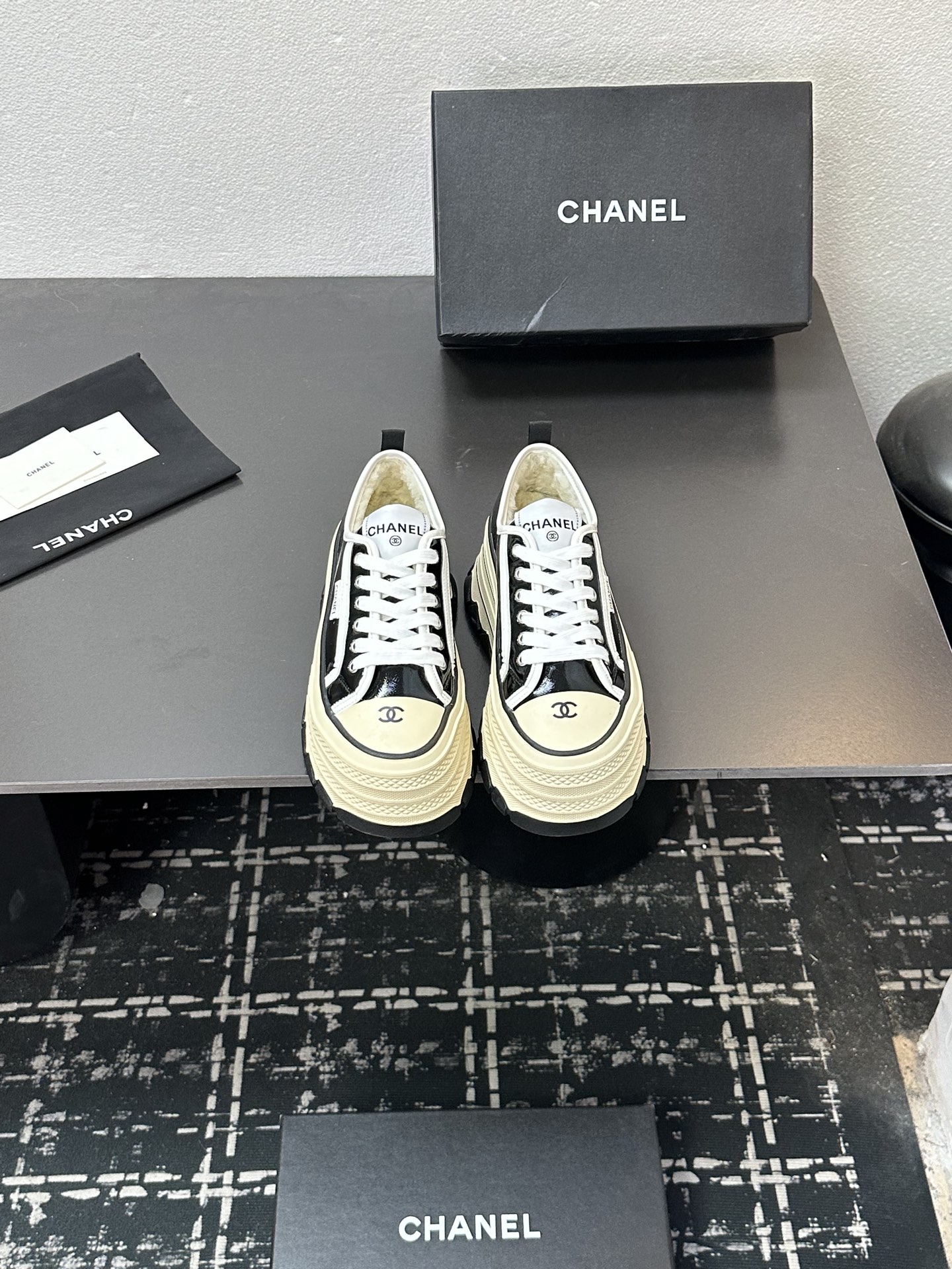 NO:594529,Chanel Chanel panda shoes!  2025 counter's top casual sports shoes, this classic design; the upper is in the style of electric embroidery with various techniques; the outsole is fashionable and sporty; it is unusual to incorporate a variety of color matching elements... The diversified mix and match is very good-looking and versatile, casual, fashionable, sports, and outdoor can be taken into account... Go material The upper is made of original imported first-layer silk cowhide + original waterproof cloth + original first-layer cowhide. The lining is made of velvet lining. The outsole is based on the original TPU combination outsole.  Counter boutique package complete set for women 35-41, casual shoes/sports shoes, chanel, chanel, sneakers, cowhide19860909Chanel香奈儿熊猫鞋！2025专柜顶级休闲款运动鞋 这款经典设计；鞋面多种工艺电绣的风格；大底却时尚运动；不平凡的拥入了多种配色元素…… 多元化混搭非常好看百搭,休闲,时尚,运动,户外都能兼顾…… Go 材料 鞋面采用 原版进口头层丝绸牛皮+原版防水布+原版头层牛皮 内里采用 绒里 大底根据 原版TPU组合大底 专柜精品包装全套女35–41,休闲鞋/运动鞋,chanel,chanel,sneakers,cowhide,Women's Shoes