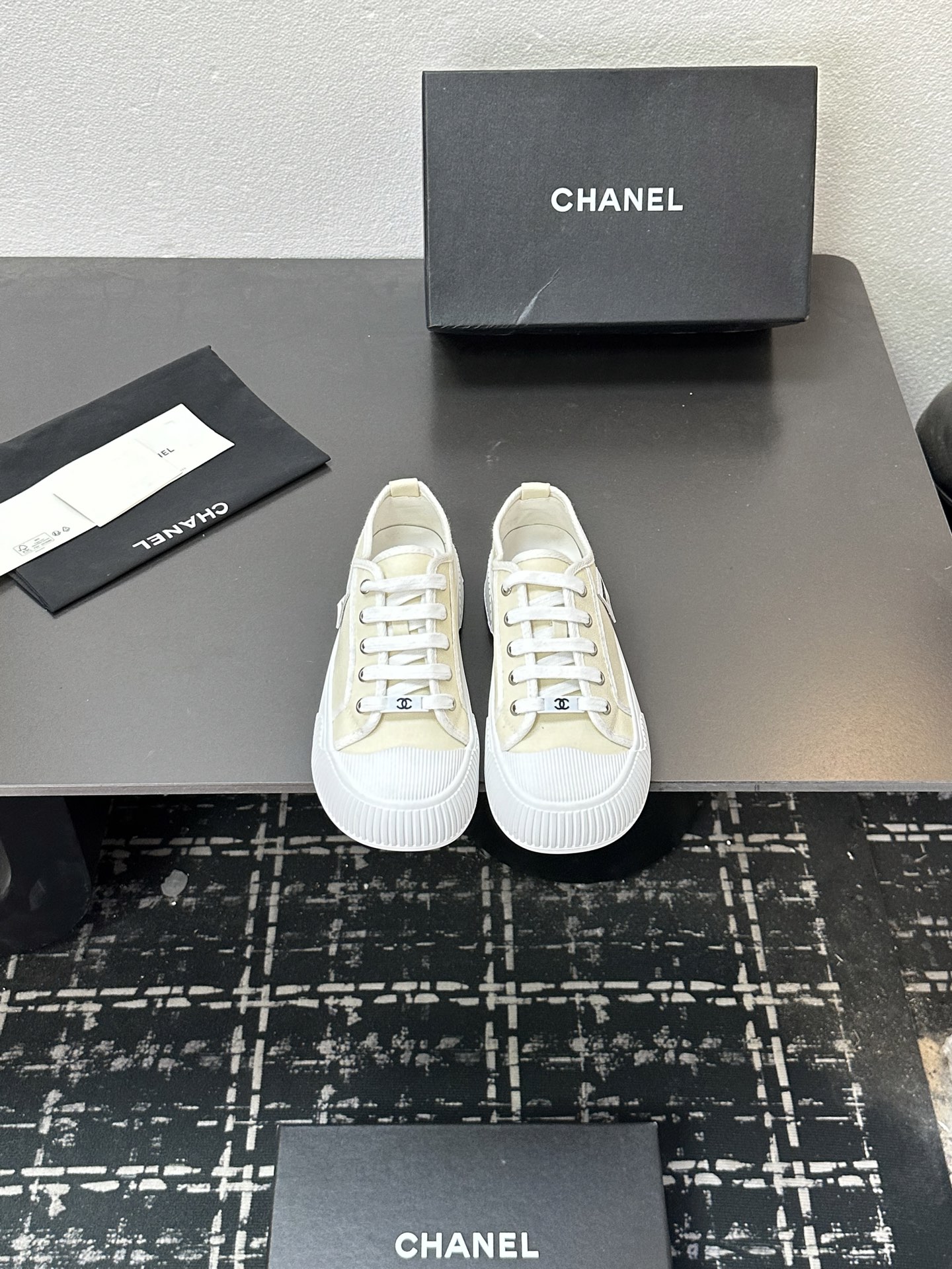 NO:612565,Chanel Chanel panda shoes!  2025 counter top casual sports shoes This classic design; the upper is in the style of electric embroidery with various craftsmanship; the outsole is fashionable and sporty; it is unusual to incorporate a variety of color matching elements... The diversified mix and match is very good-looking and versatile, casual, fashionable, sports, and outdoor can be taken into account... Go Material The upper is made of original imported first-layer silk cowhide + original waterproof cloth + original first-layer cowhide. The lining is made of sheepskin outsole based on the original TPU combination outsole.  Counter boutique package complete set for women 35-41, casual shoes/sports shoes, chanel, chanel, sneakers, cowhide, sheepskin19860909Chanel香奈儿熊猫鞋！2025专柜顶级休闲款运动鞋 这款经典设计；鞋面多种工艺电绣的风格；大底却时尚运动；不平凡的拥入了多种配色元素…… 多元化混搭非常好看百搭,休闲,时尚,运动,户外都能兼顾…… Go 材料 鞋面采用 原版进口头层丝绸牛皮+原版防水布+原版头层牛皮 内里采用 羊皮 大底根据 原版TPU组合大底 专柜精品包装全套女35–41,休闲鞋/运动鞋,chanel,chanel,sneakers,cowhide,sheepskin,Women's Shoes