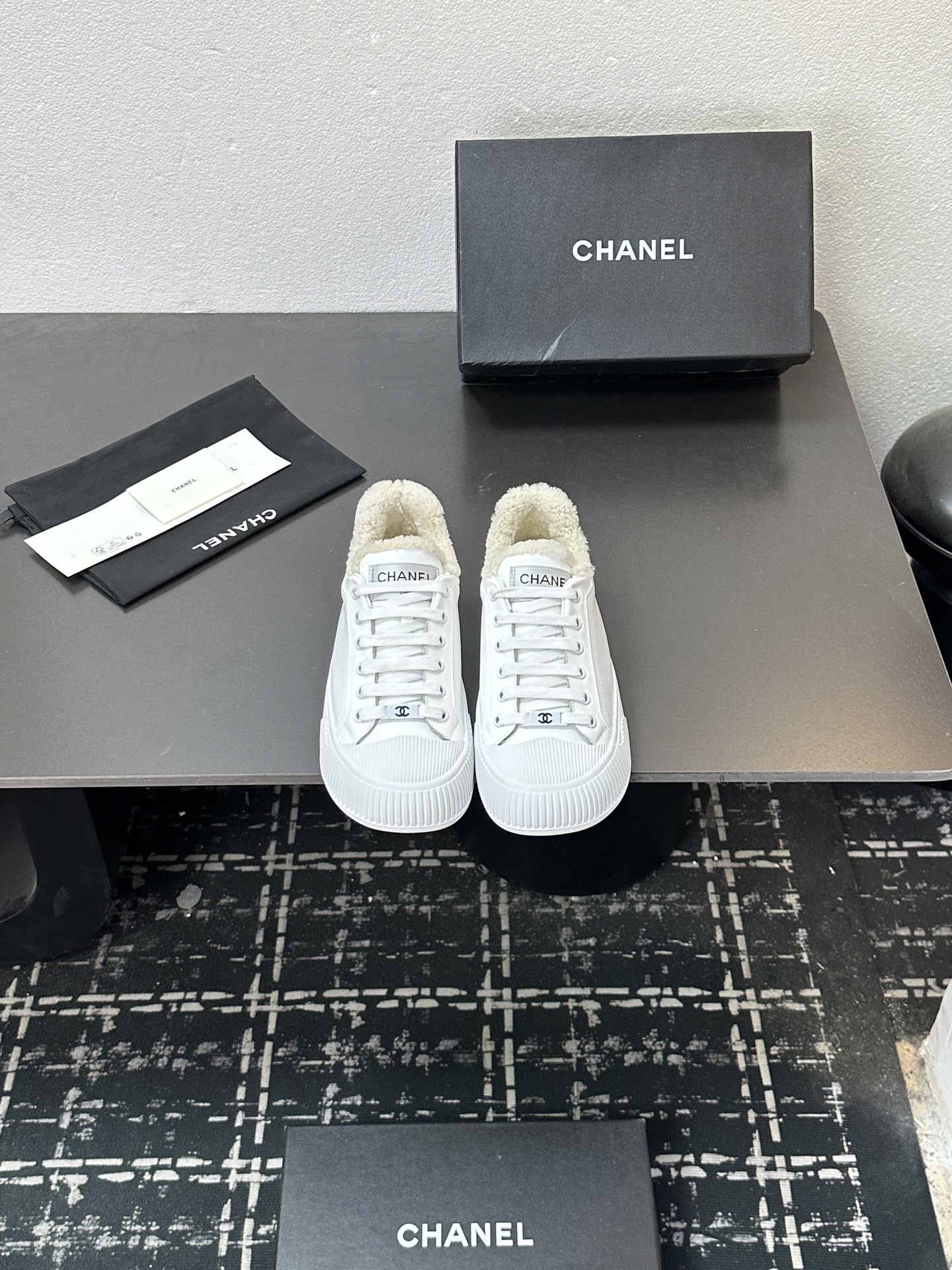 NO:612558,Chanel Chanel panda shoes!  2025 counter's top casual sports shoes, this classic design; the upper is in the style of electric embroidery with various techniques; the outsole is fashionable and sporty; it incorporates a variety of color matching elements... The diversified mix and match is very good-looking and versatile, and can be used for leisure, fashion, sports, and outdoor... Go Materials The upper is made of original imported first-layer silk cowhide + original waterproof cloth + original first-layer cowhide. The lining is made of wool. The outsole is based on the original TPU combination outsole.  Counter boutique package complete set for women 35-41, casual shoes/sports shoes, chanel, chanel, sneakers, cowhide19860909Chanel香奈儿熊猫鞋！2025专柜顶级休闲款运动鞋 这款经典设计；鞋面多种工艺电绣的风格；大底却时尚运动；不平凡的拥入了多种配色元素…… 多元化混搭非常好看百搭,休闲,时尚,运动,户外都能兼顾…… Go 材料 鞋面采用 原版进口头层丝绸牛皮+原版防水布+原版头层牛皮 内里采用 羊毛 大底根据 原版TPU组合大底 专柜精品包装全套女35–41,休闲鞋/运动鞋,chanel,chanel,sneakers,cowhide,Women's Shoes