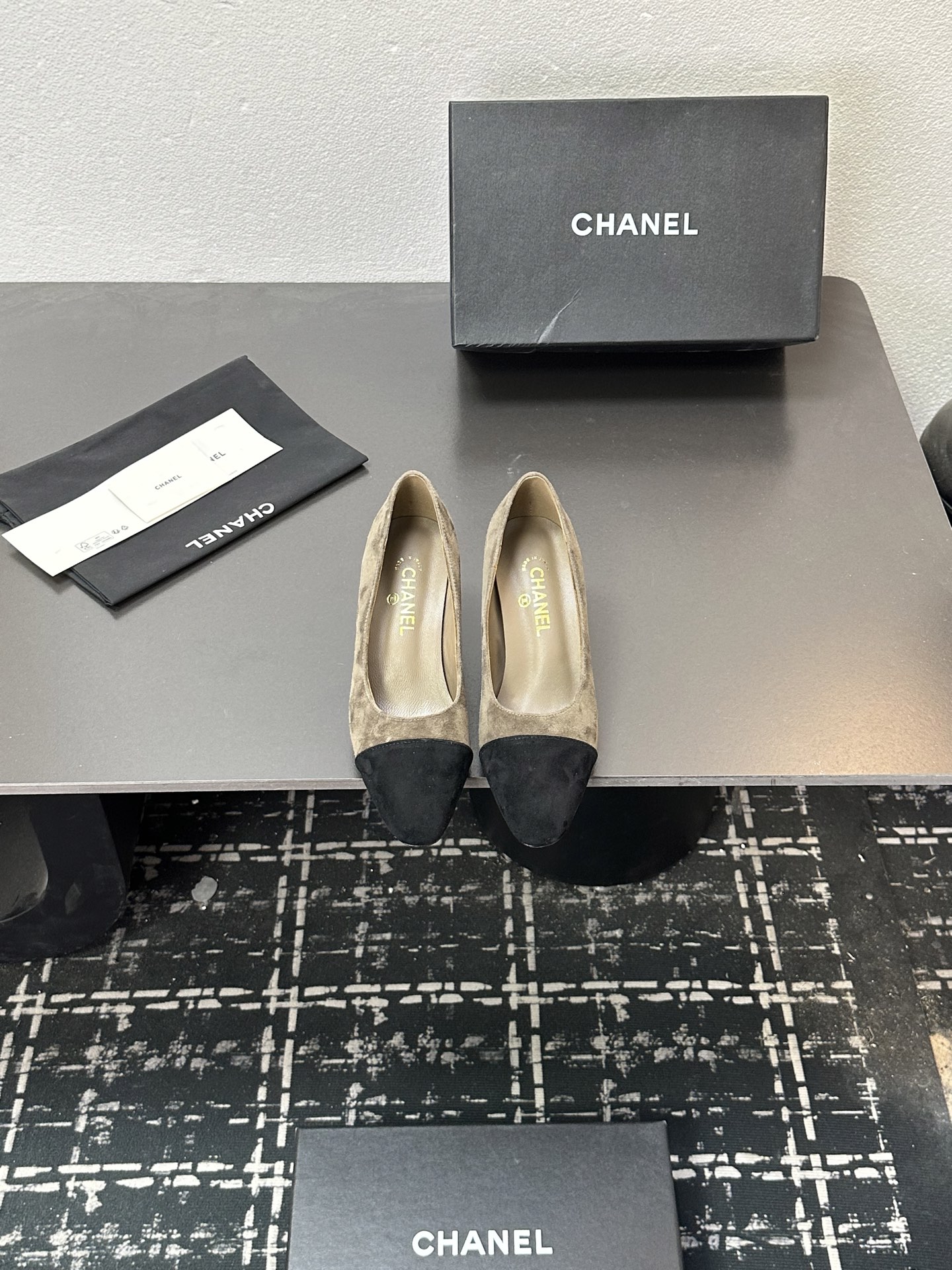 NO:612550,2025 Xiaoxiang is a must-have item for autumn and winter this season!  !  Chanel's autumn and winter heavy industry hot styles are highly recommended by Xiaohongshu. They look good no matter how you match them. They are a must-have for fashion. Ms. Chanel loves simple and irresistible combinations to show her unique dressing style. She can mix and match freely to shine and follow the fashionable steps of her grandma!  !  !  Exquisite details. Zoom in to see the original molded hardware buckle. The top version is made at the purchasing level★ The upper is made of original customized sheepskin, sheepskin feet, original molded leather outsole, code number 35-39 (customized 40, 41, single shoes, chanel, sheepskin, Leather soles198609092025小香 本季秋冬季必备单品！！ 香奈儿秋冬重工爆款 小红书力推款,怎么搭配都好看,时髦精必备,香奈儿女士钟爱简约又难以抗拒系搭配展现与众不同的穿搭风格、自由混搭闪耀到位跟紧香奶奶时尚步伐！！！精致细节放大看原版开模五金扣 顶级版本代购级别打造★鞋面采用原版定制羊皮,羊皮垫脚,原版开模真皮大底,码数35-39（40、41定做,单鞋,chanel,sheepskin,Leather soles,Women's Shoes