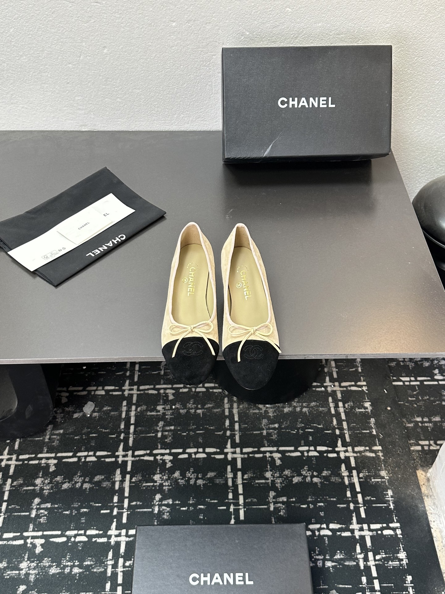 NO:612554,2025 Xiaoxiang is a must-have item for autumn and winter this season!  !  Chanel's autumn and winter heavy industry hot styles are highly recommended by Xiaohongshu. They look good no matter how you match them. They are a must-have for fashion. Ms. Chanel loves simple and irresistible combinations to show her unique dressing style. She can mix and match freely to shine and follow the fashionable steps of her grandma!  !  !  Exquisite details. Zoom in to see the original molded hardware buckle. The top version is made at the purchasing level★ The upper is made of original customized sheepskin, sheepskin feet, original molded leather outsole, code number 35-39 (customized 40, 41, single shoes, chanel, sheepskin, Leather soles198609092025小香 本季秋冬季必备单品！！ 香奈儿秋冬重工爆款 小红书力推款,怎么搭配都好看,时髦精必备,香奈儿女士钟爱简约又难以抗拒系搭配展现与众不同的穿搭风格、自由混搭闪耀到位跟紧香奶奶时尚步伐！！！精致细节放大看原版开模五金扣 顶级版本代购级别打造★鞋面采用原版定制羊皮,羊皮垫脚,原版开模真皮大底,码数35-39（40、41定做,单鞋,chanel,sheepskin,Leather soles,Women's Shoes