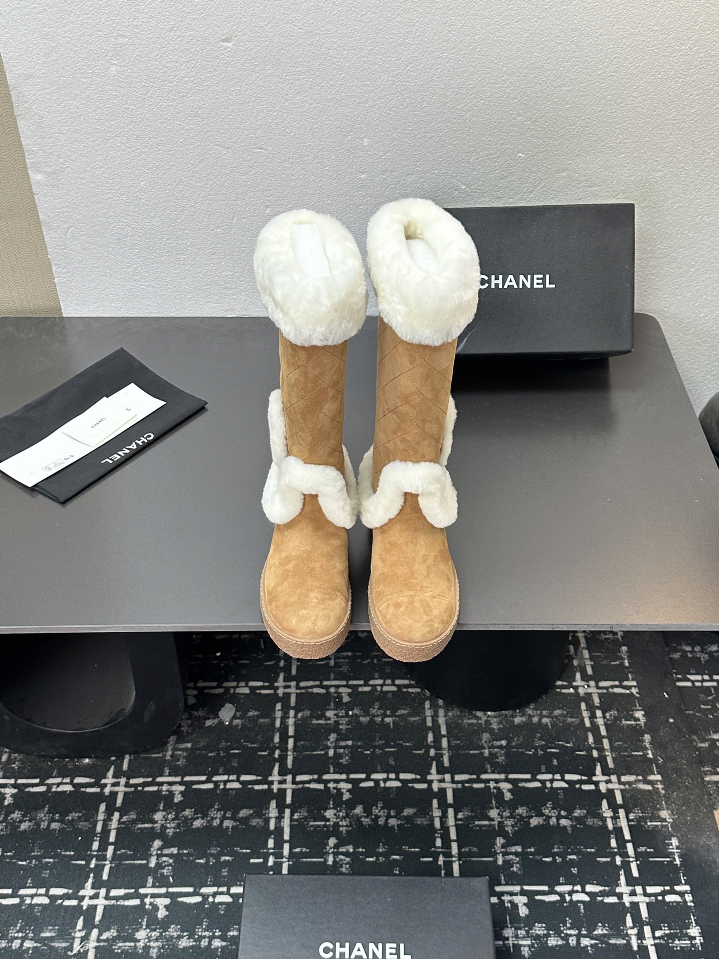 NO:612546,Xiaoxiang is a must-have item for autumn and winter this season!  !  Chanel's hot-selling wool short boots for autumn and winter are highly recommended by Xiaohongshu. They look good no matter how you match them. They are a must-have for fashion. Ms. Chanel loves simple and irresistible combinations to show her unique dressing style. She can mix and match freely to shine and follow the fashionable steps of her grandma!  !  !  Exquisite details. Zoom in to see the original molded hardware buckle. The top version is made at the purchasing level. ★The upper is made of original customized cowhide and Australian wool, wool lining and feet, original molded outsole, size 35-39 (customized 40, 41) short boots, boots, chanel, boots, cowhide19860909小香 本季秋冬季必备单品！！ 香奈儿秋冬重工爆款羊毛短靴 小红书力推款,怎么搭配都好看,时髦精必备,香奈儿女士钟爱简约又难以抗拒系搭配展现与众不同的穿搭风格、自由混搭闪耀到位跟紧香奶奶时尚步伐！！！精致细节放大看原版开模五金扣 顶级版本代购级别打造★鞋面采用原版定制牛皮澳洲羊毛,羊毛内里垫脚,原版开模大底,码数35-39（40、41定做 短靴长靴,靴子,chanel,boots,cowhide,Women's Shoes