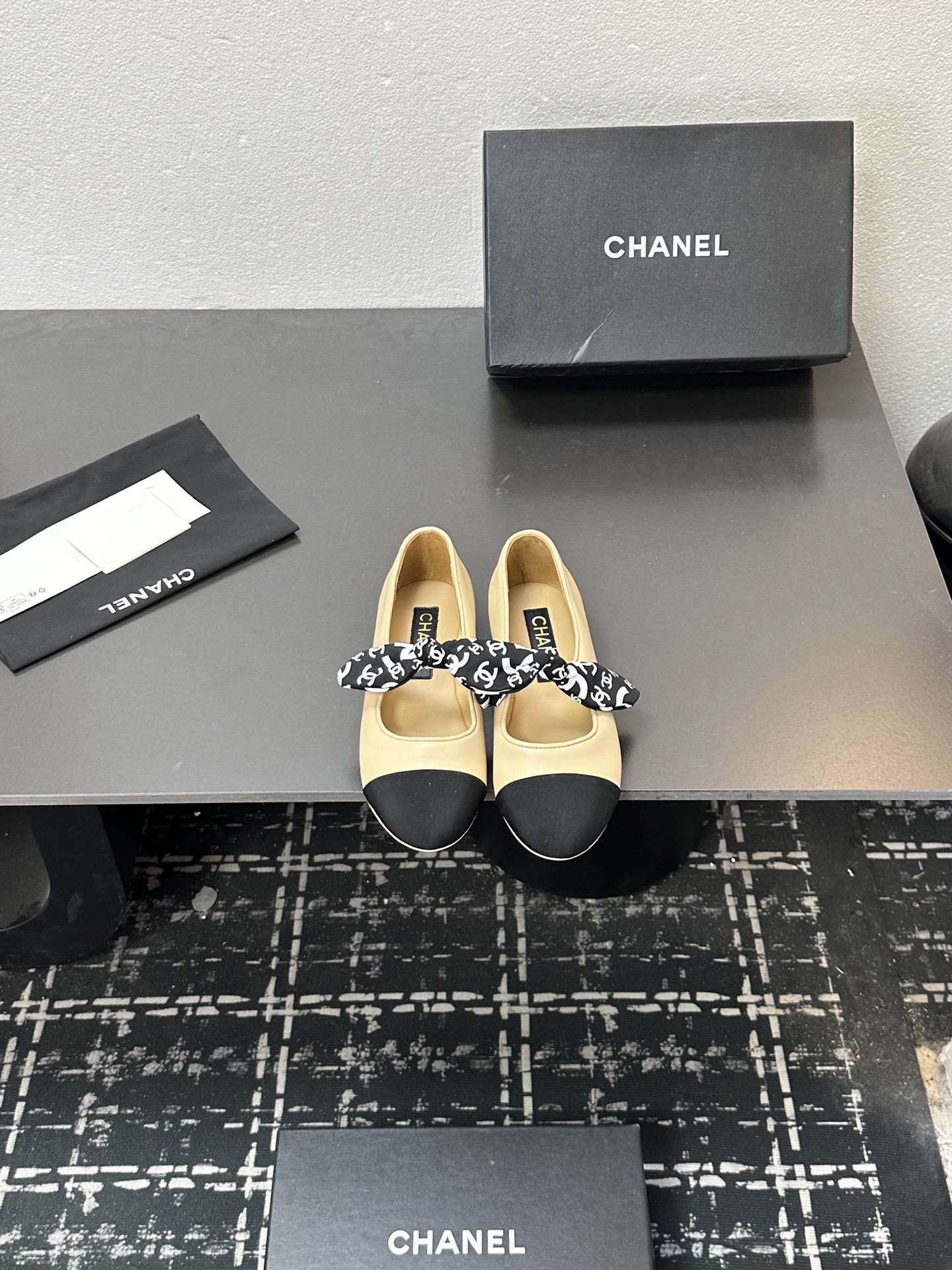 NO:612535,2025 Xiaoxiang is a must-have item for autumn and winter this season!  !  Chanel's autumn and winter heavy industry hot styles are highly recommended by Xiaohongshu. They look good no matter how you match them. They are a must-have for fashion. Ms. Chanel loves simple and irresistible combinations to show her unique dressing style. She can mix and match freely to shine and follow the fashionable steps of her grandma!  !  !  Exquisite details. Zoom in to see the original molded hardware buckle. The top version is made at the purchasing level★ The upper is made of original customized sheepskin, sheepskin feet, original molded leather outsole, code number 35-39 (customized 40, 41, single shoes, chanel, sheepskin, Leather soles198609092025小香 本季秋冬季必备单品！！ 香奈儿秋冬重工爆款 小红书力推款,怎么搭配都好看,时髦精必备,香奈儿女士钟爱简约又难以抗拒系搭配展现与众不同的穿搭风格、自由混搭闪耀到位跟紧香奶奶时尚步伐！！！精致细节放大看原版开模五金扣 顶级版本代购级别打造★鞋面采用原版定制羊皮,羊皮垫脚,原版开模真皮大底,码数35-39（40、41定做,单鞋,chanel,sheepskin,Leather soles,Women's Shoes